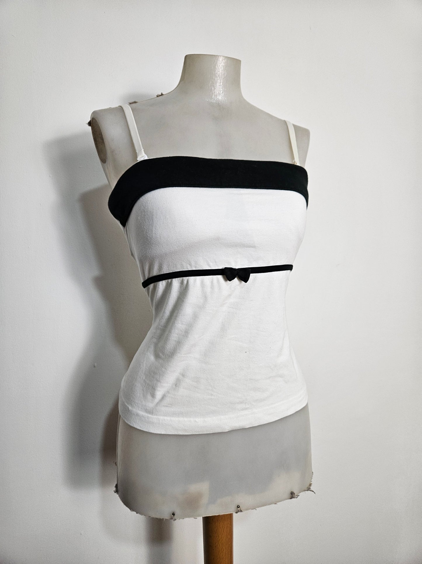 Haut romantique blanc et noir