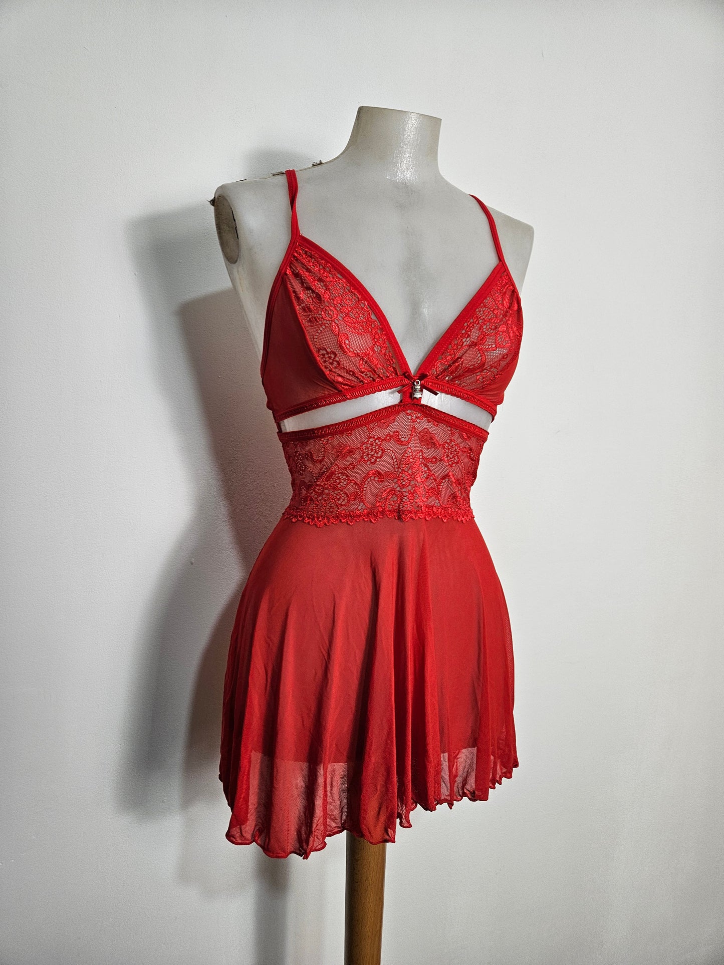 Tunique en voile et dentelle rouge