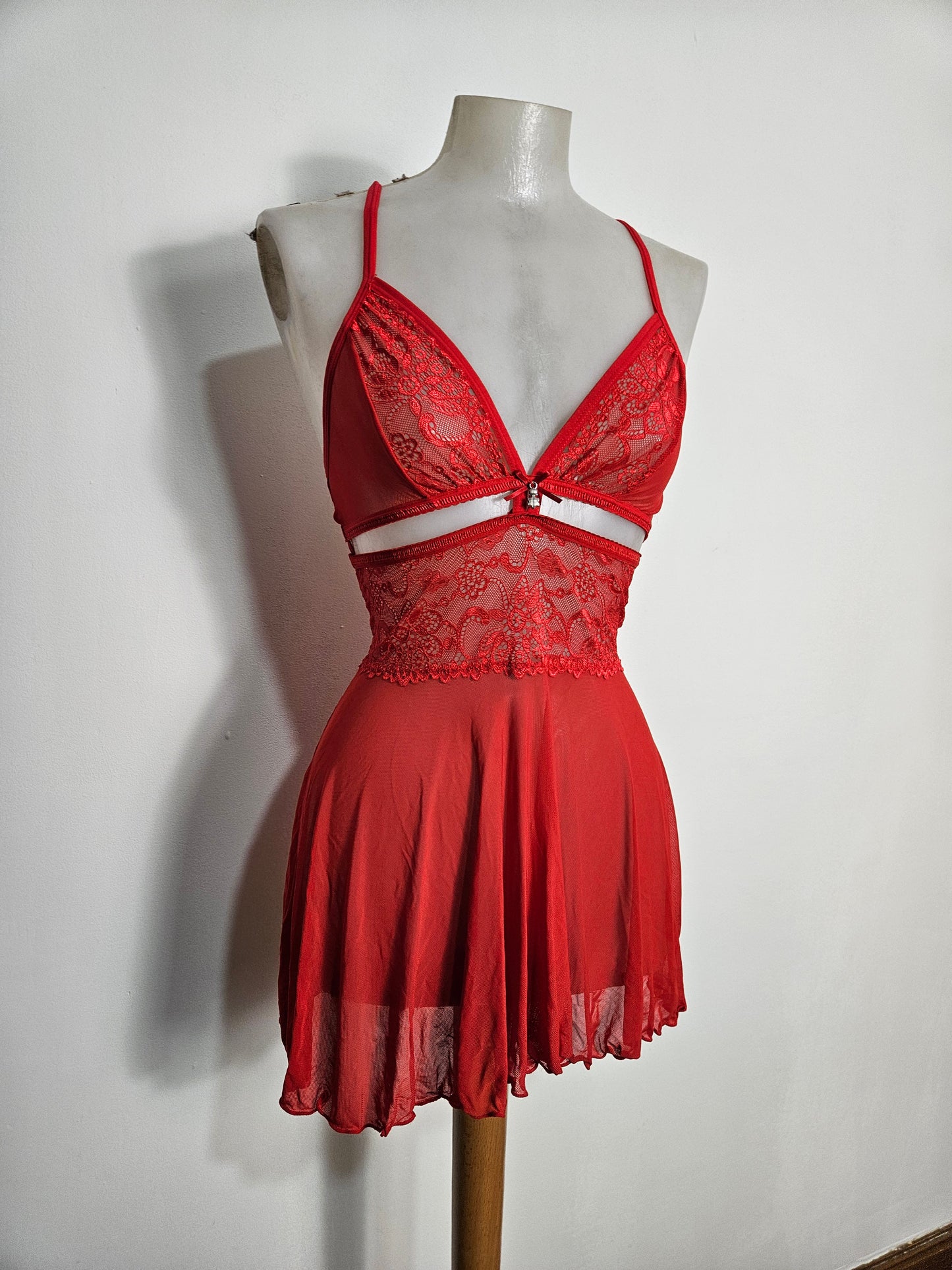 Tunique en voile et dentelle rouge