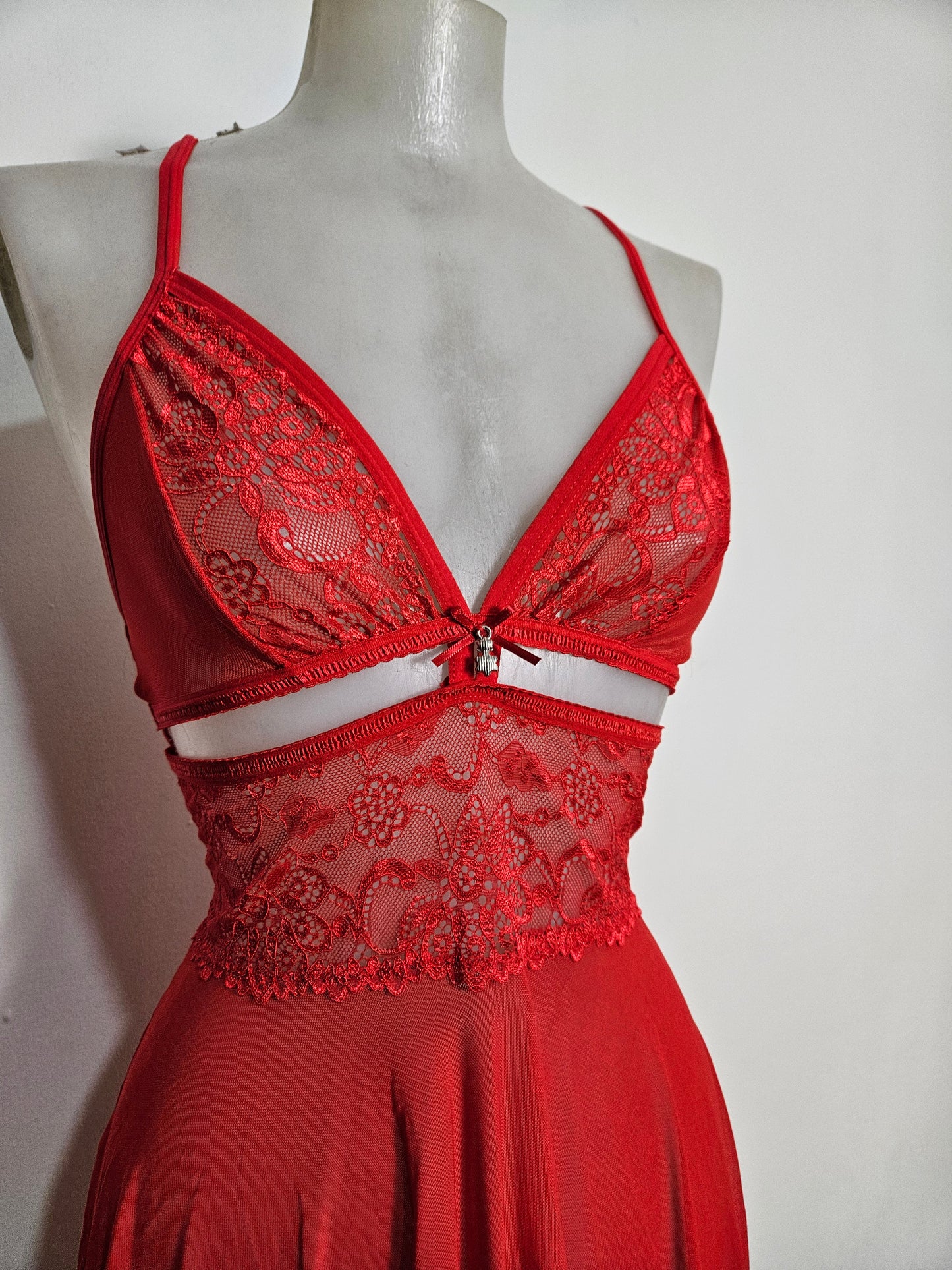 Tunique en voile et dentelle rouge