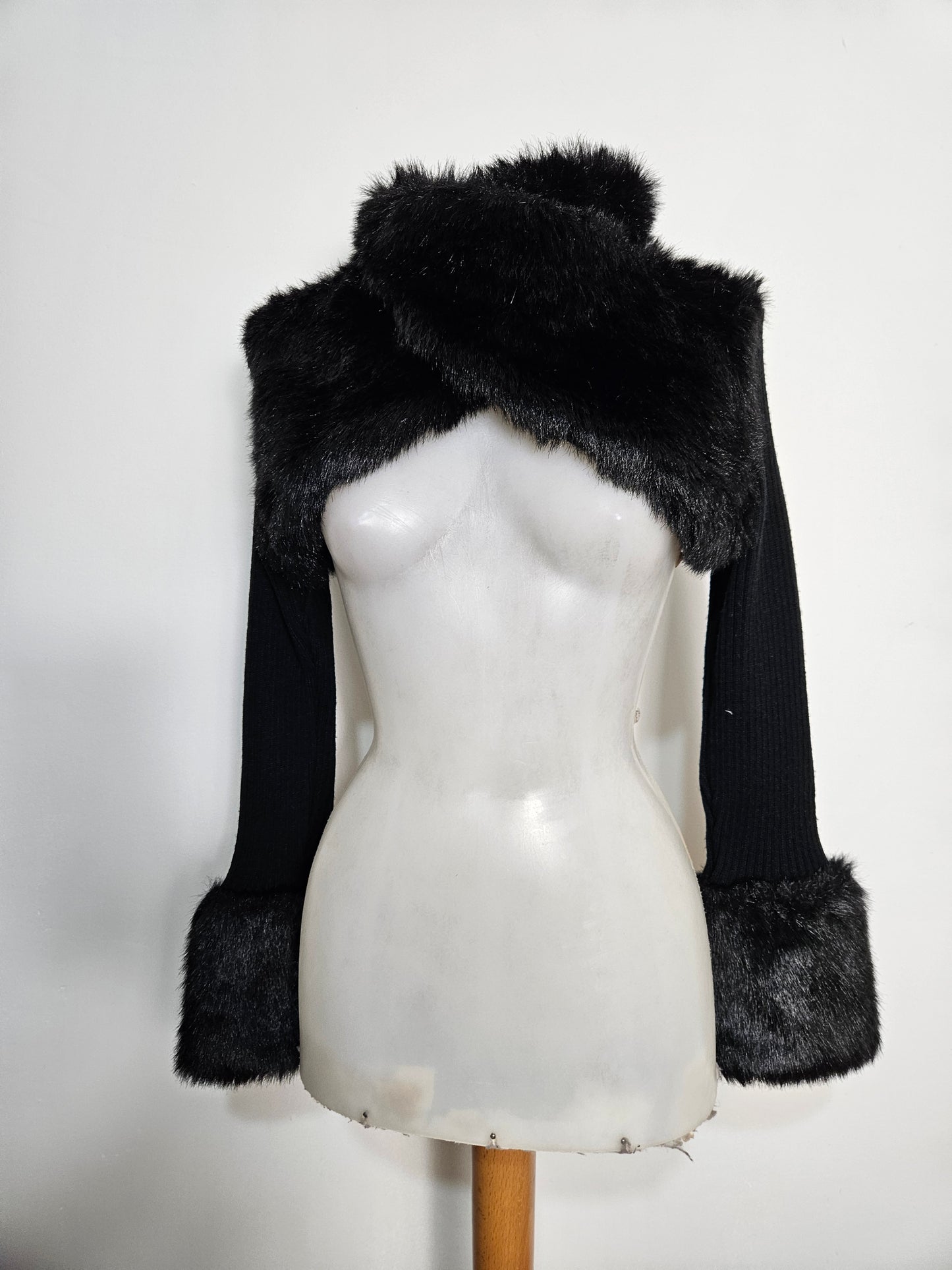 Shrug top en fausse fourrure