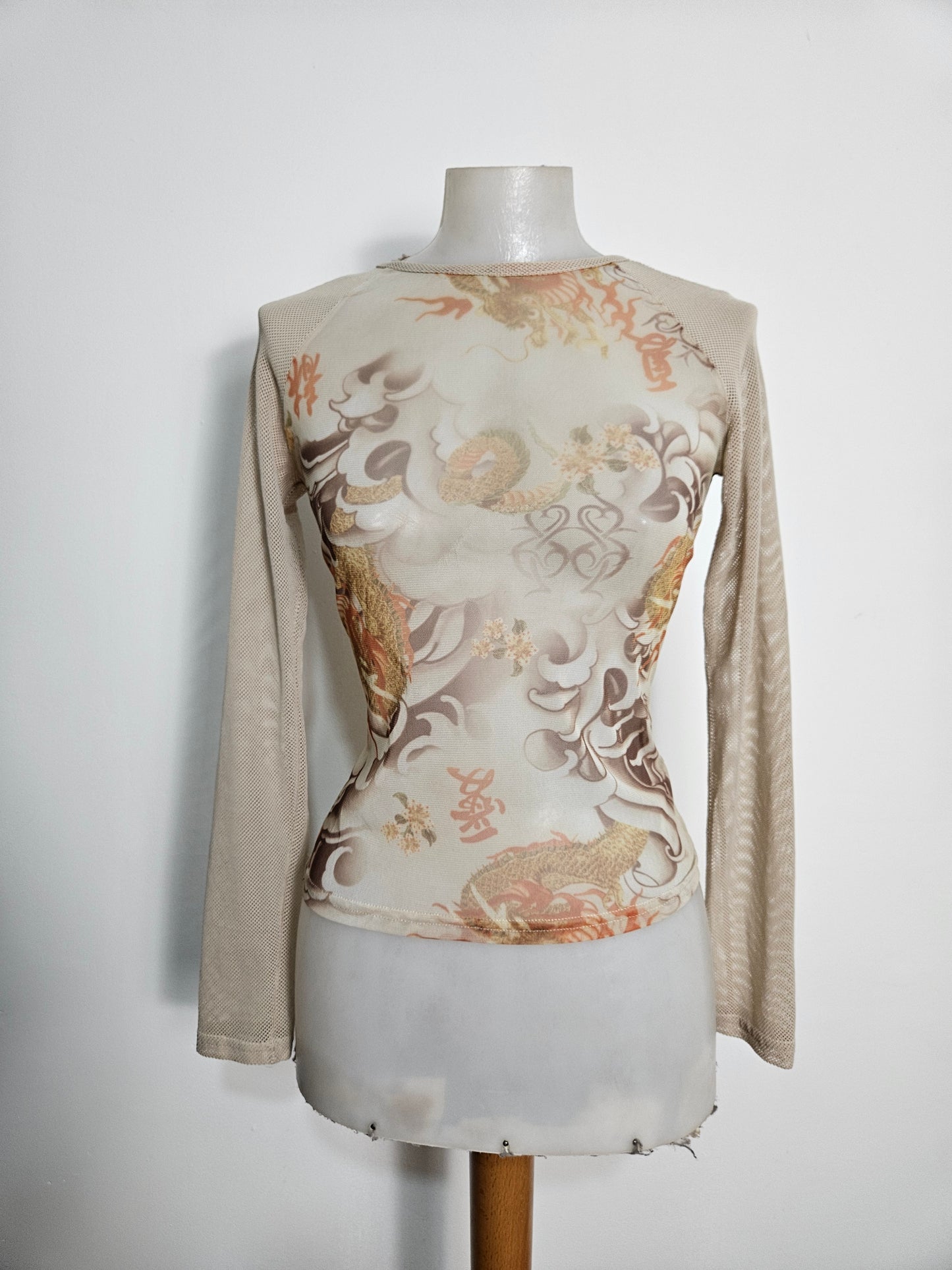 Haut en résille et voile floral