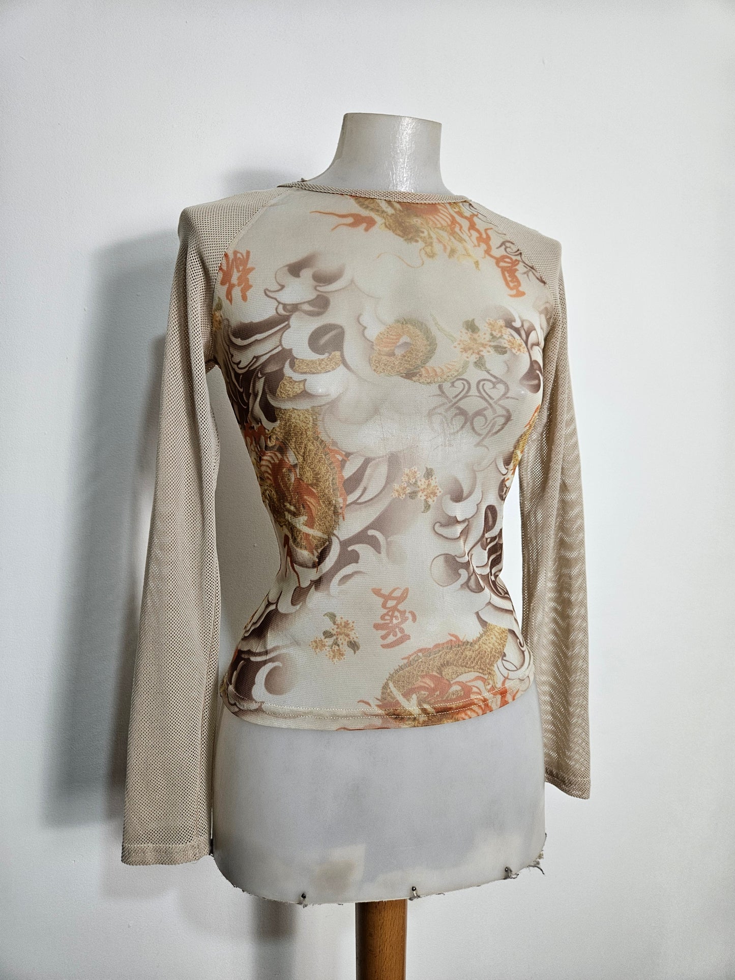 Haut en résille et voile floral