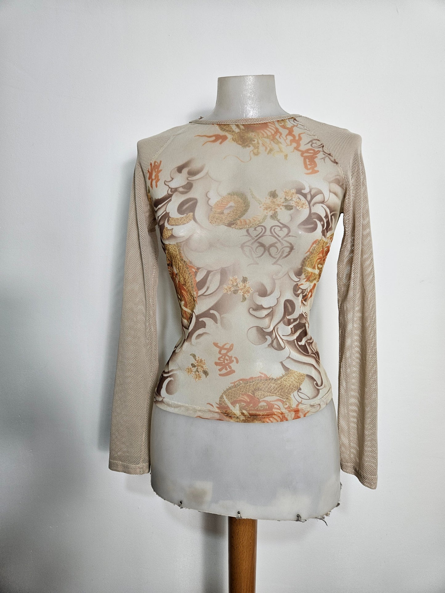 Haut en résille et voile floral