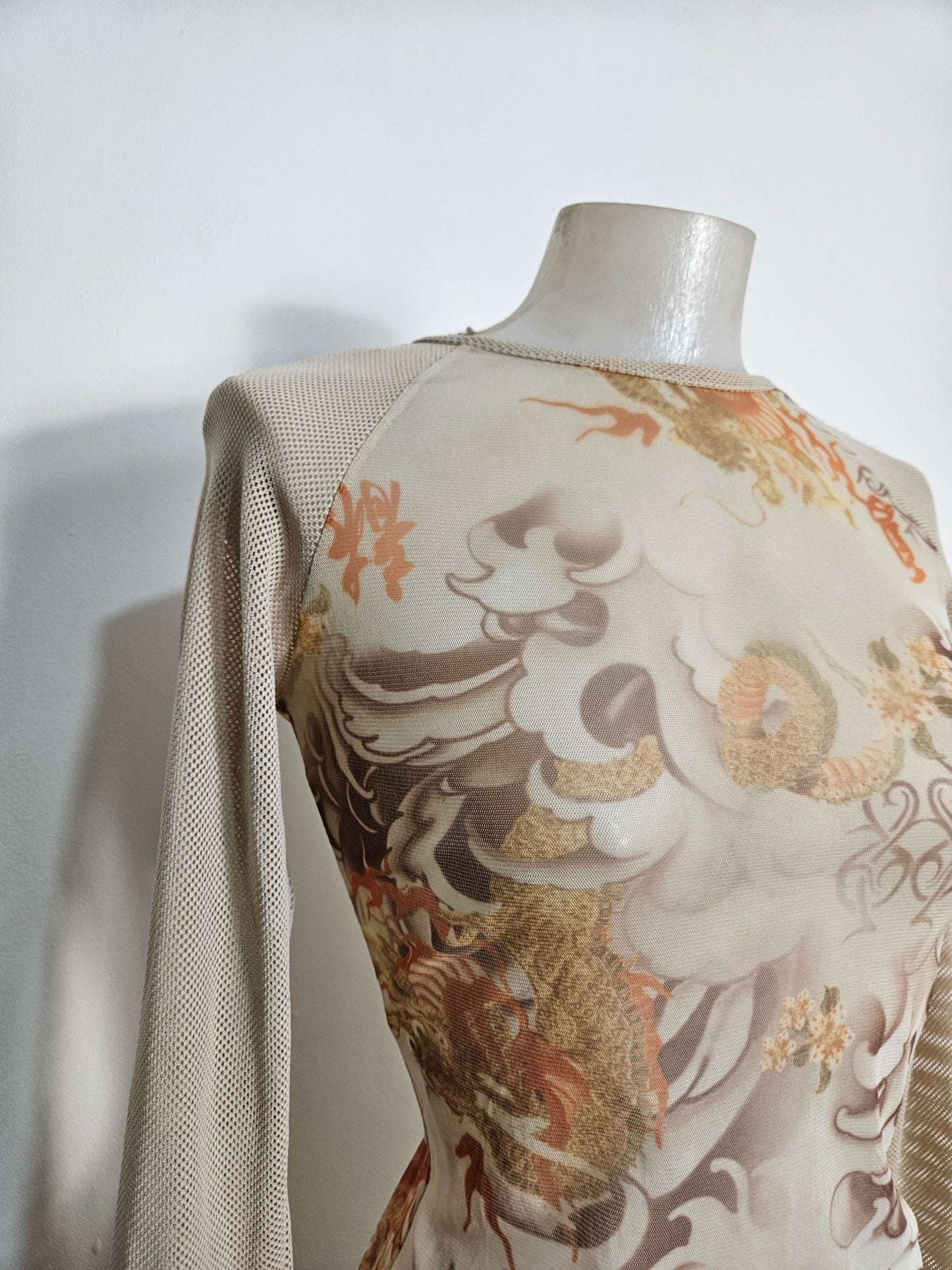 Haut en résille et voile floral