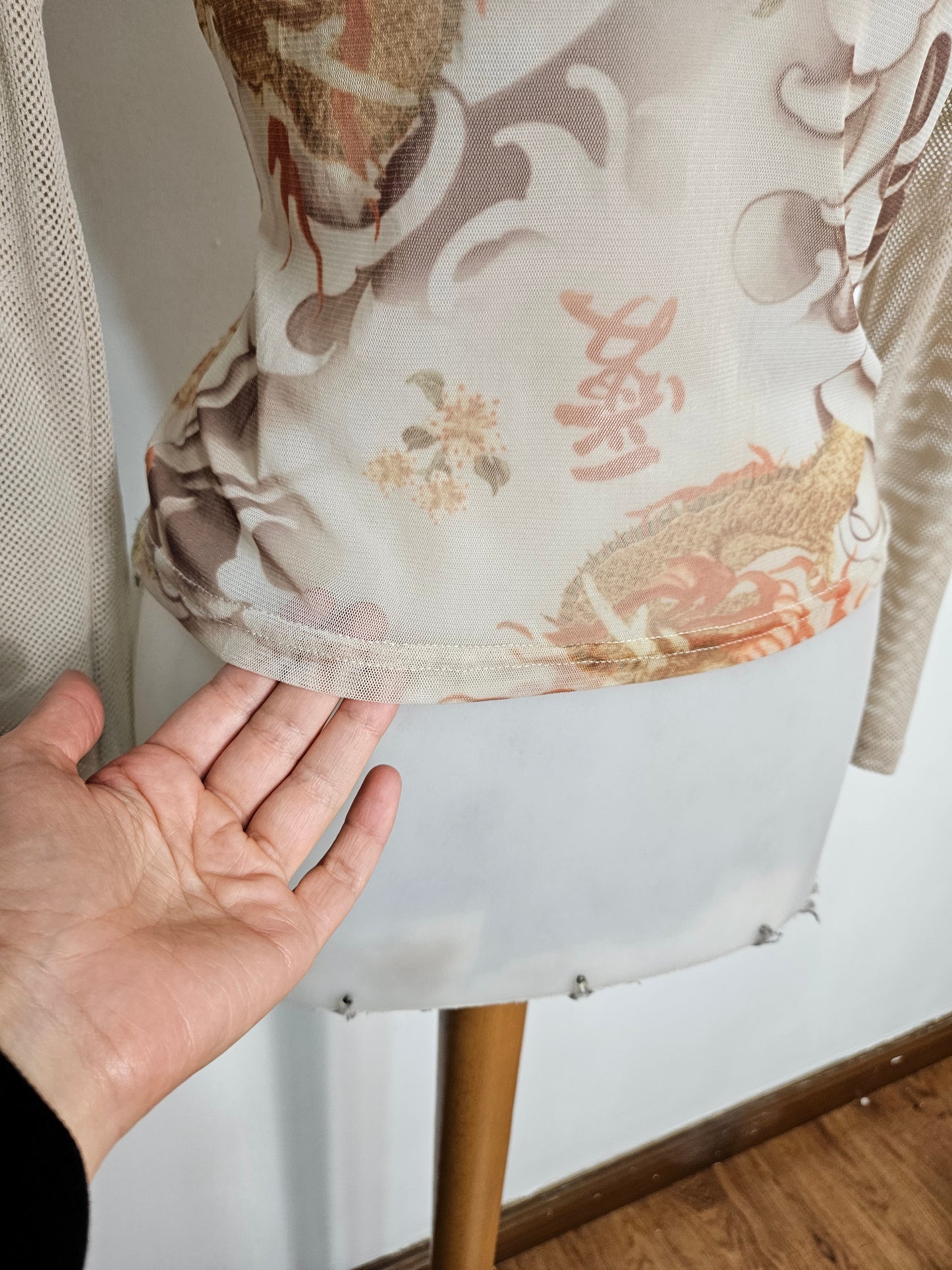 Haut en résille et voile floral