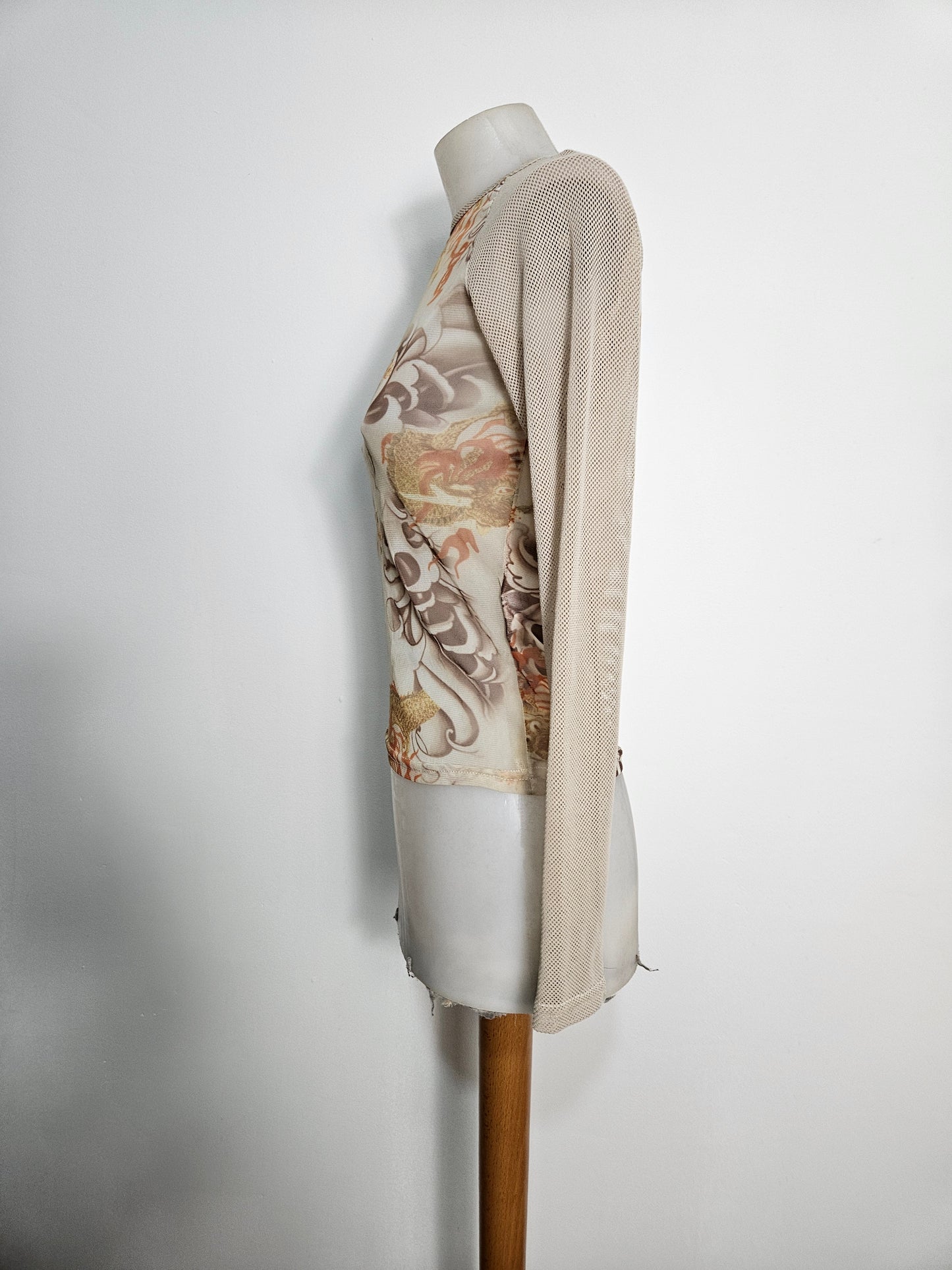 Haut en résille et voile floral