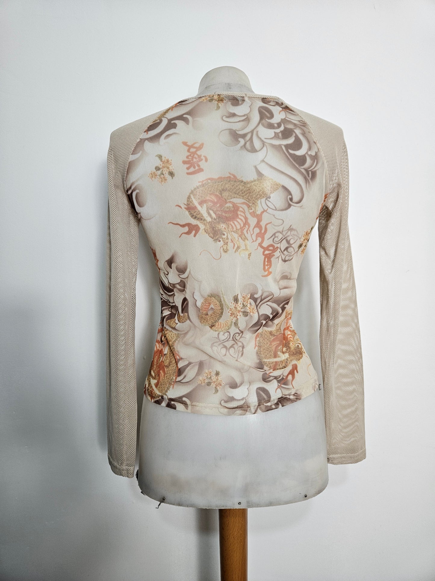 Haut en résille et voile floral