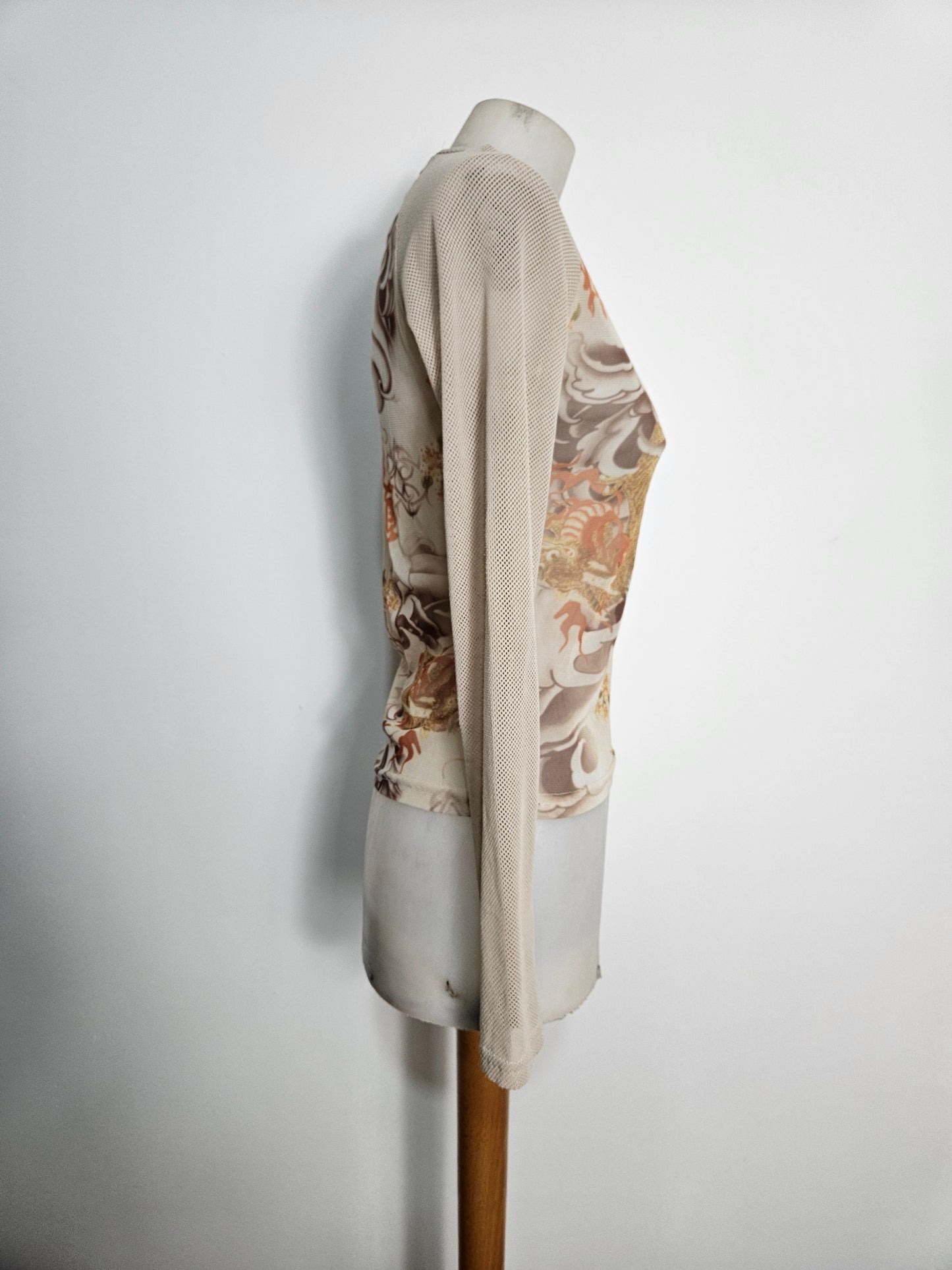 Haut en résille et voile floral