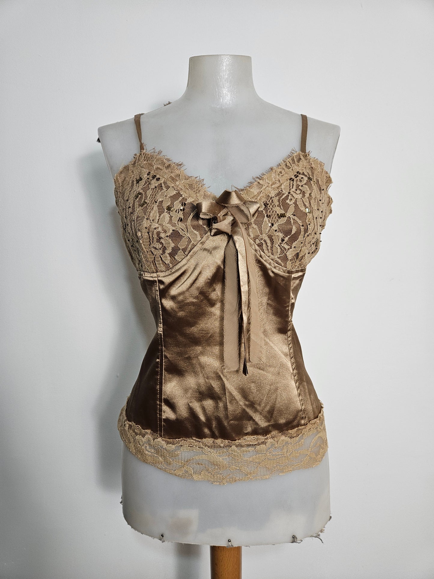 Haut en satin et dentelle doré