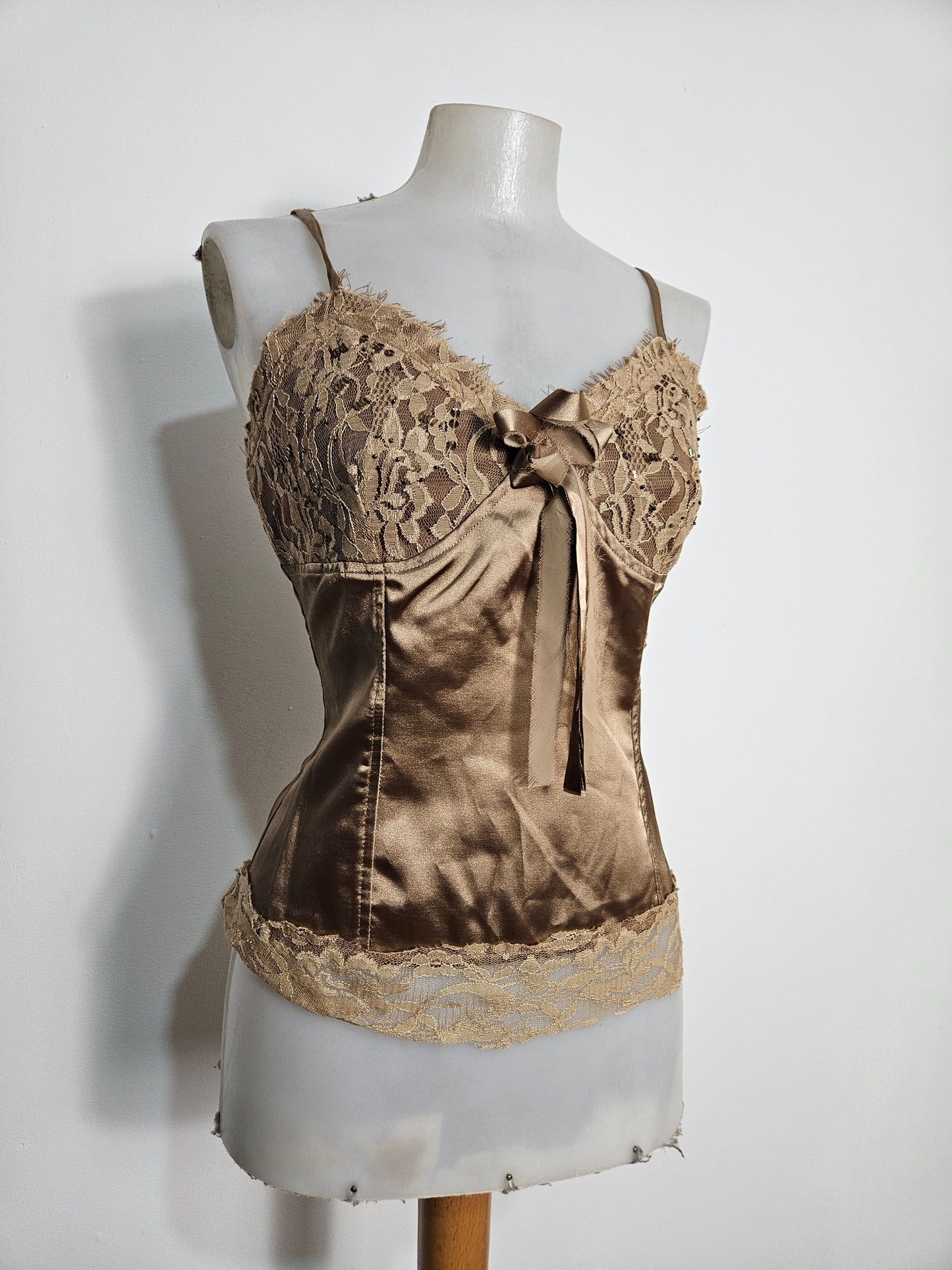 Haut en satin et dentelle doré