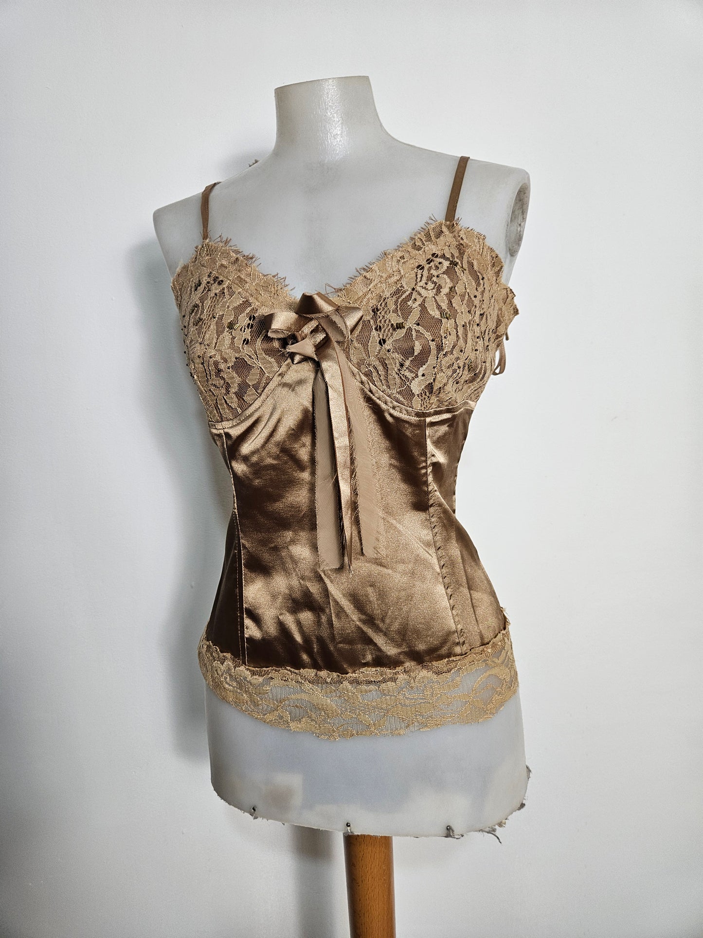 Haut en satin et dentelle doré