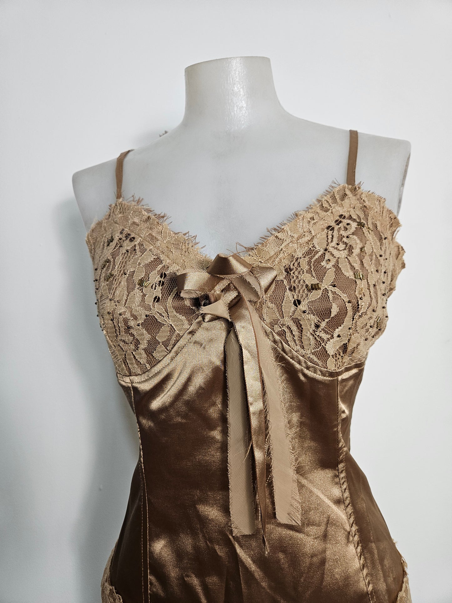 Haut en satin et dentelle doré