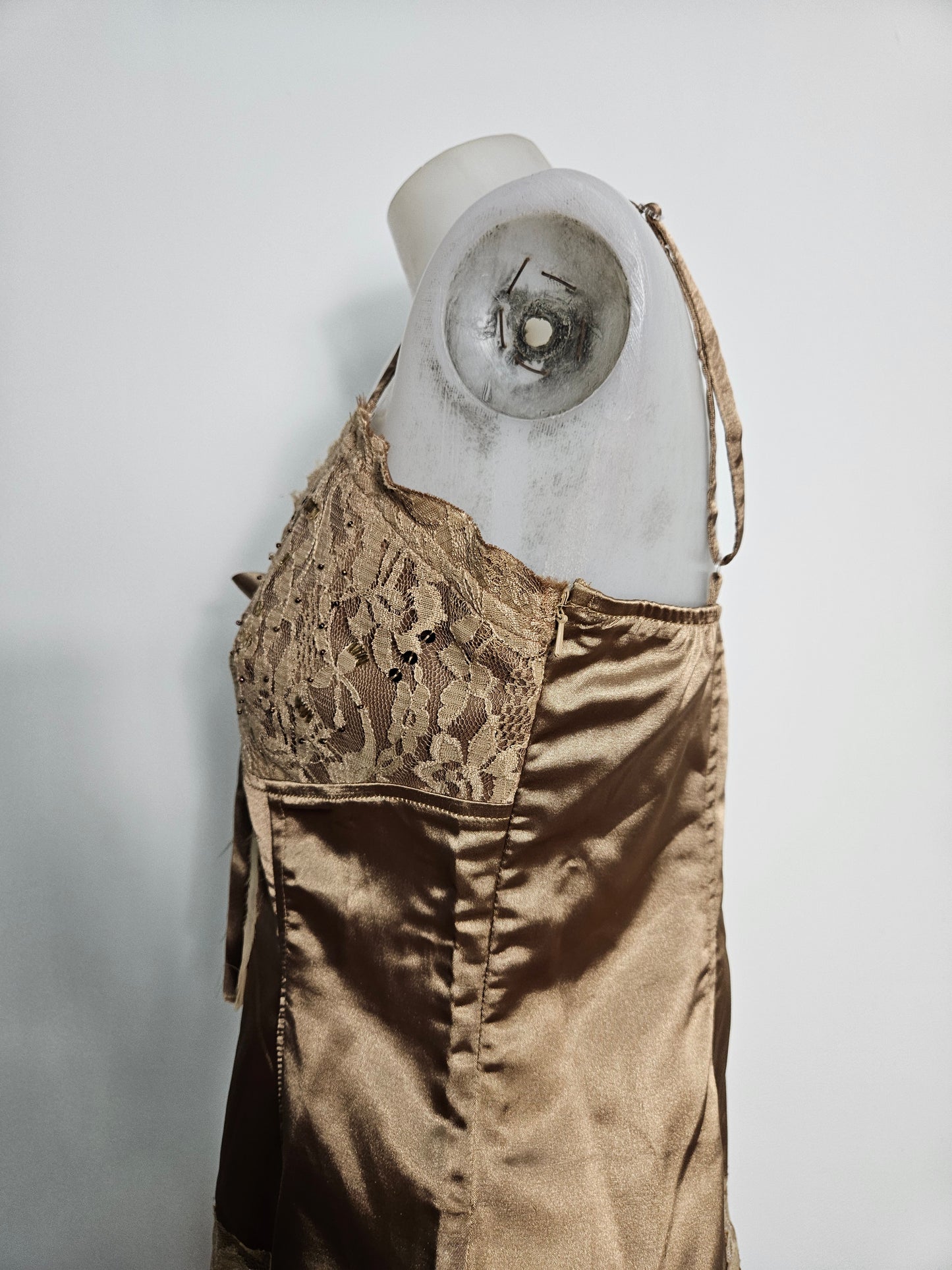 Haut en satin et dentelle doré