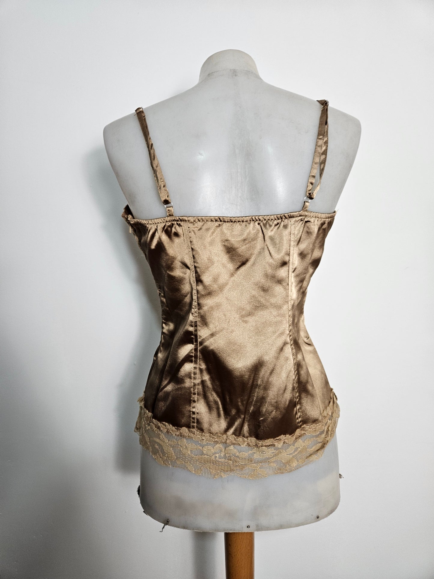 Haut en satin et dentelle doré