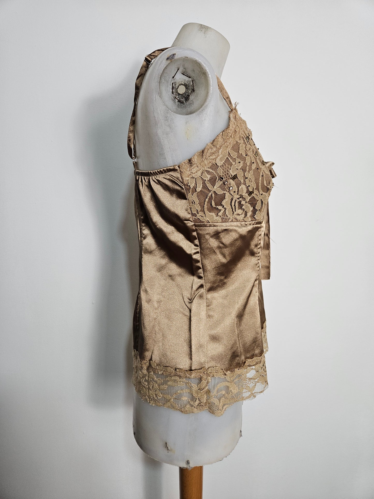 Haut en satin et dentelle doré