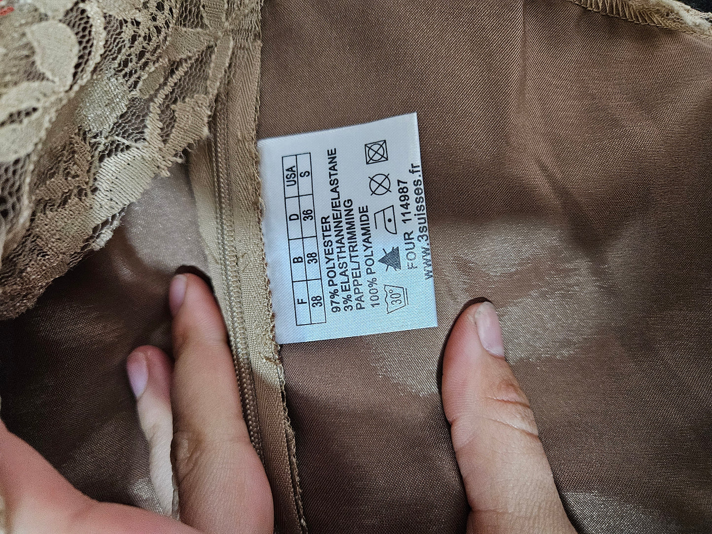 Haut en satin et dentelle doré