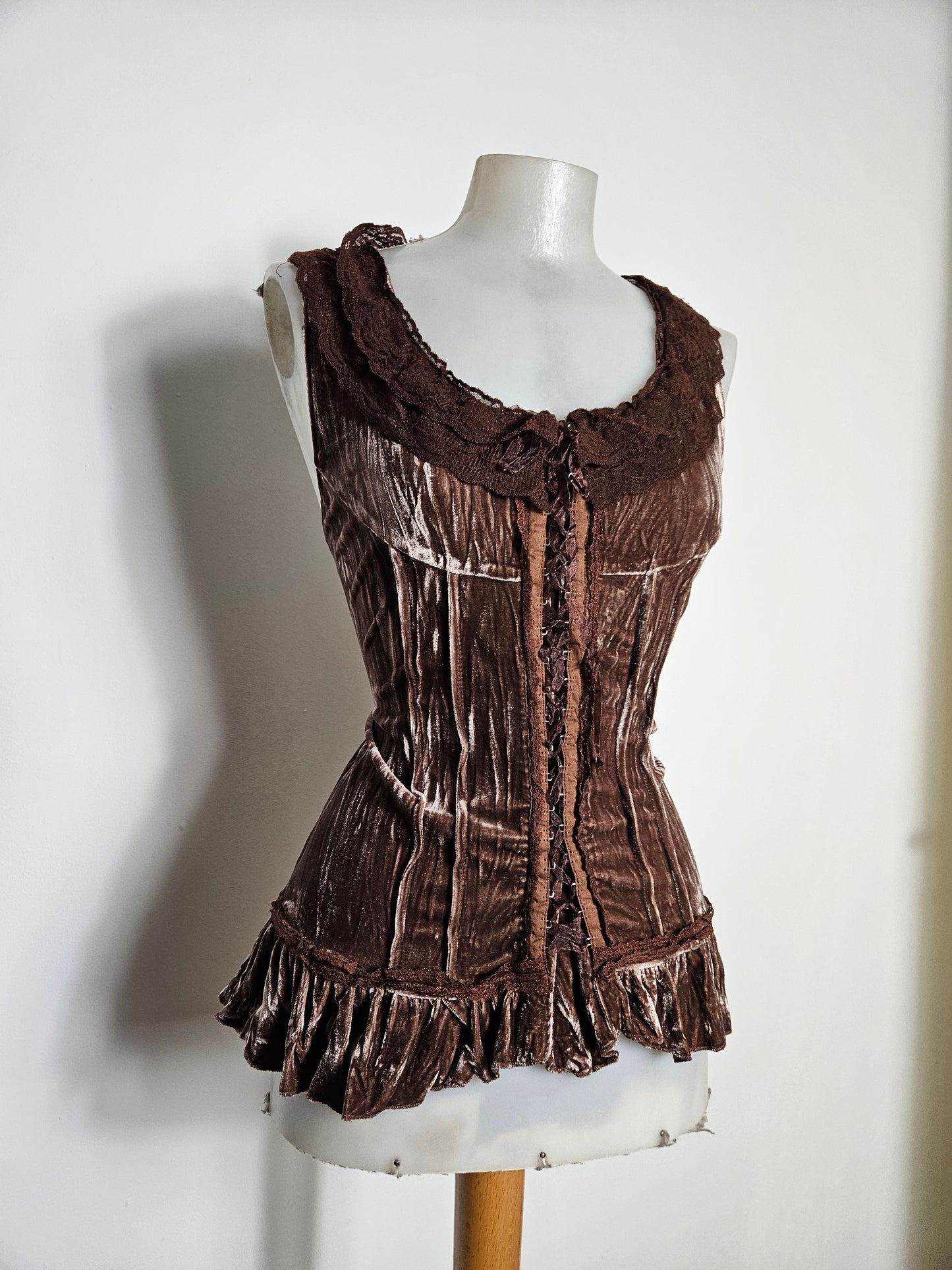 Haut velurs froissé et dentelle