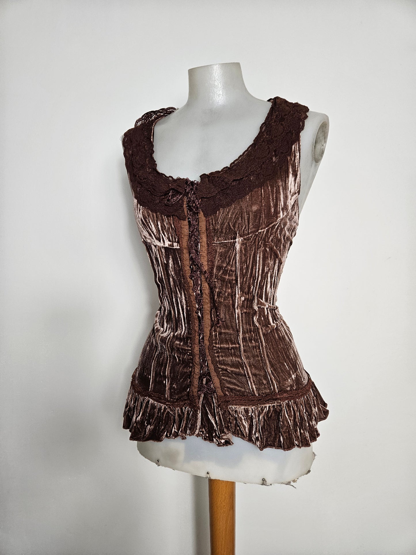 Haut velurs froissé et dentelle