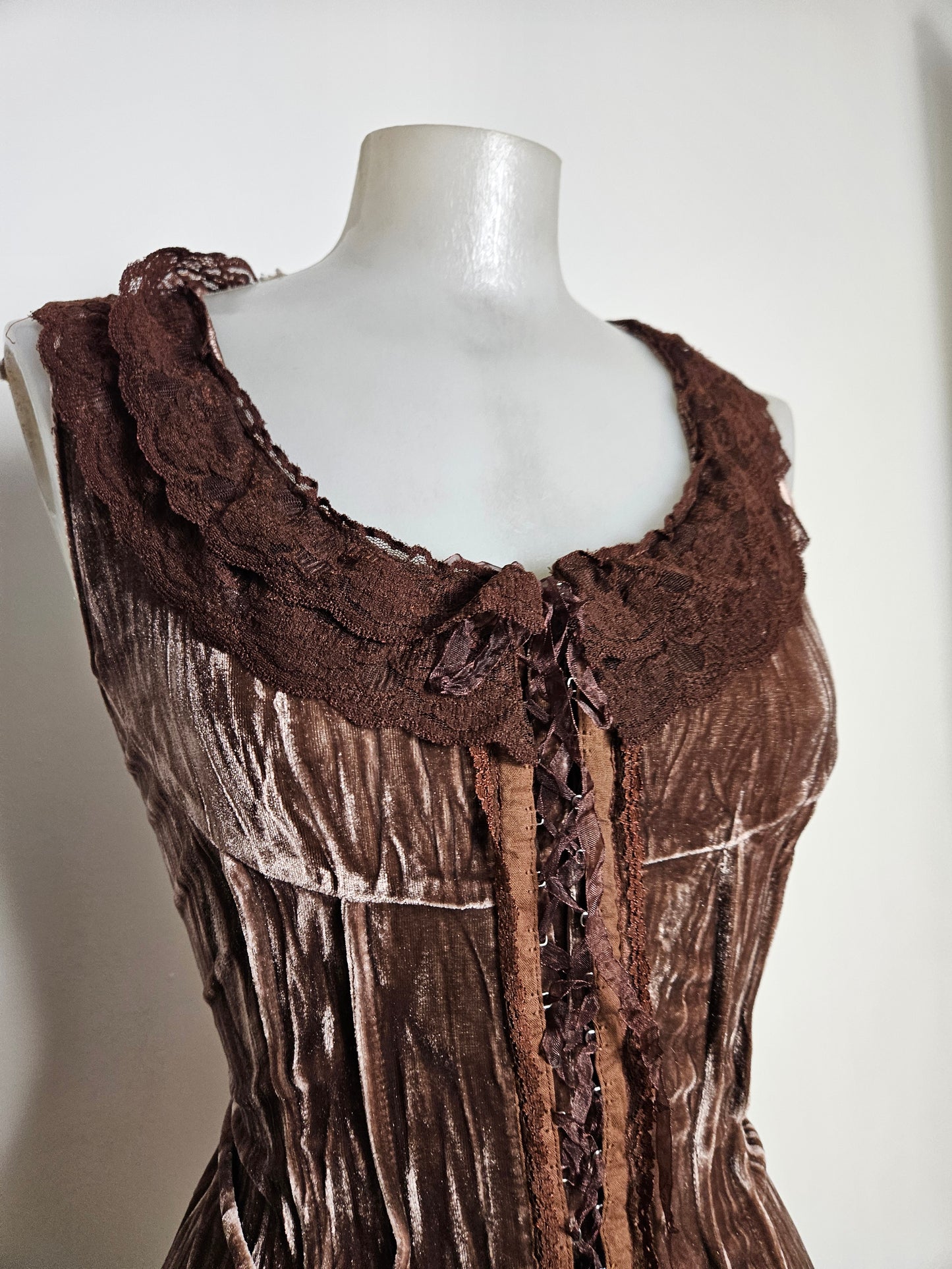 Haut velurs froissé et dentelle