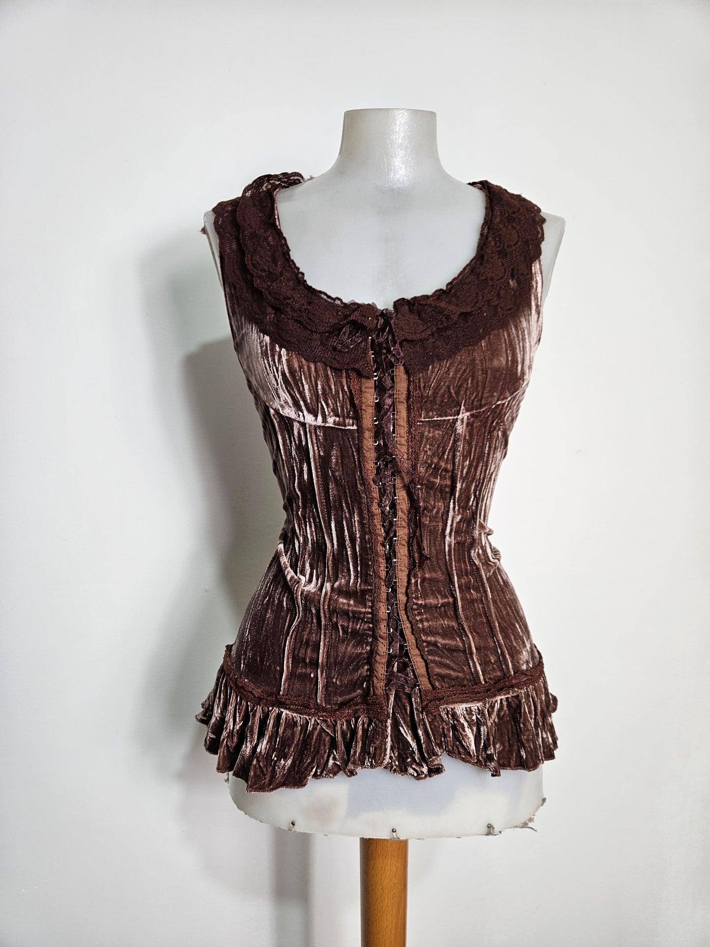 Haut velurs froissé et dentelle