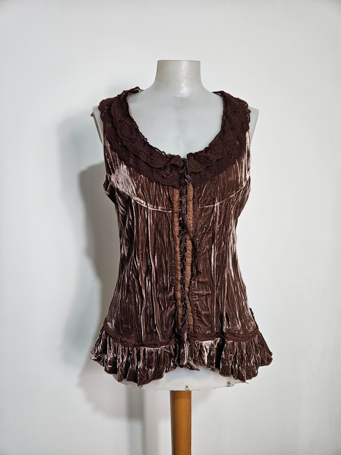 Haut velurs froissé et dentelle