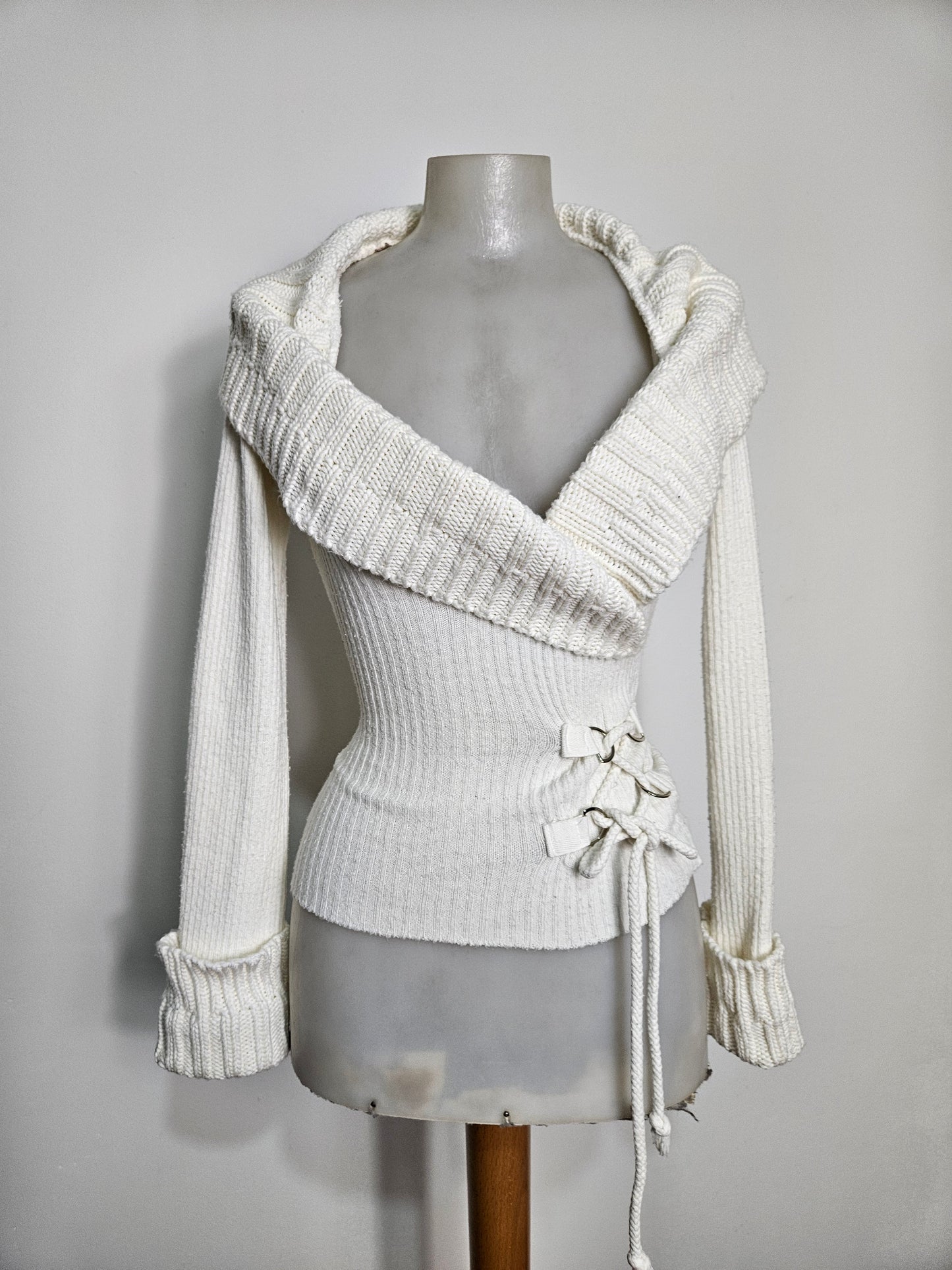 Pull cotelé décolleté et laçage