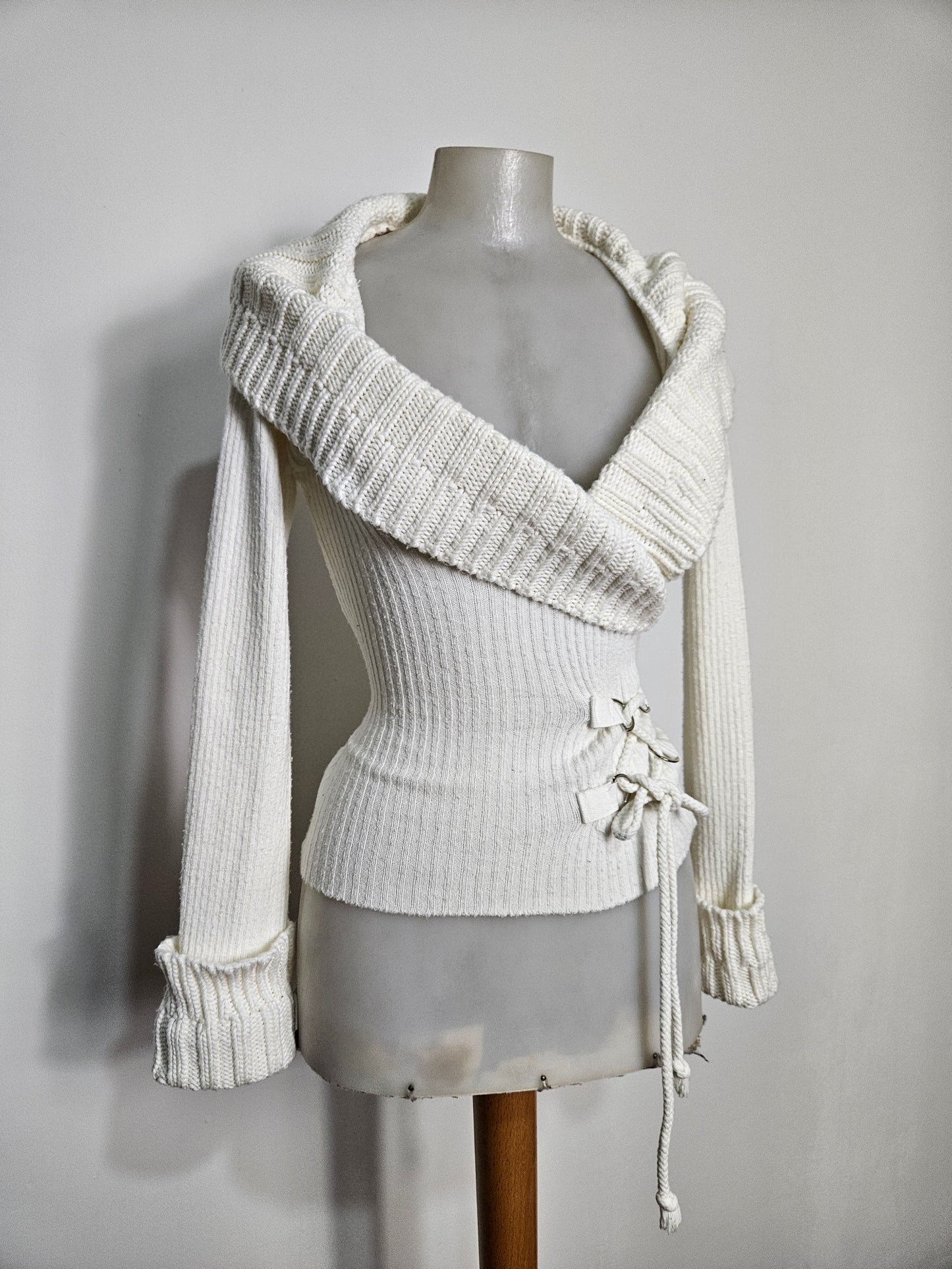 Pull cotelé décolleté et laçage