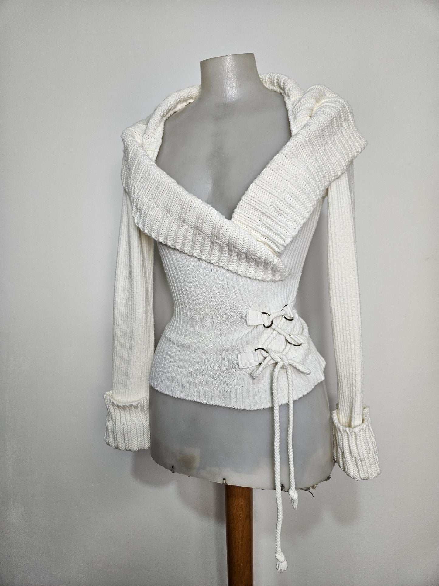 Pull cotelé décolleté et laçage