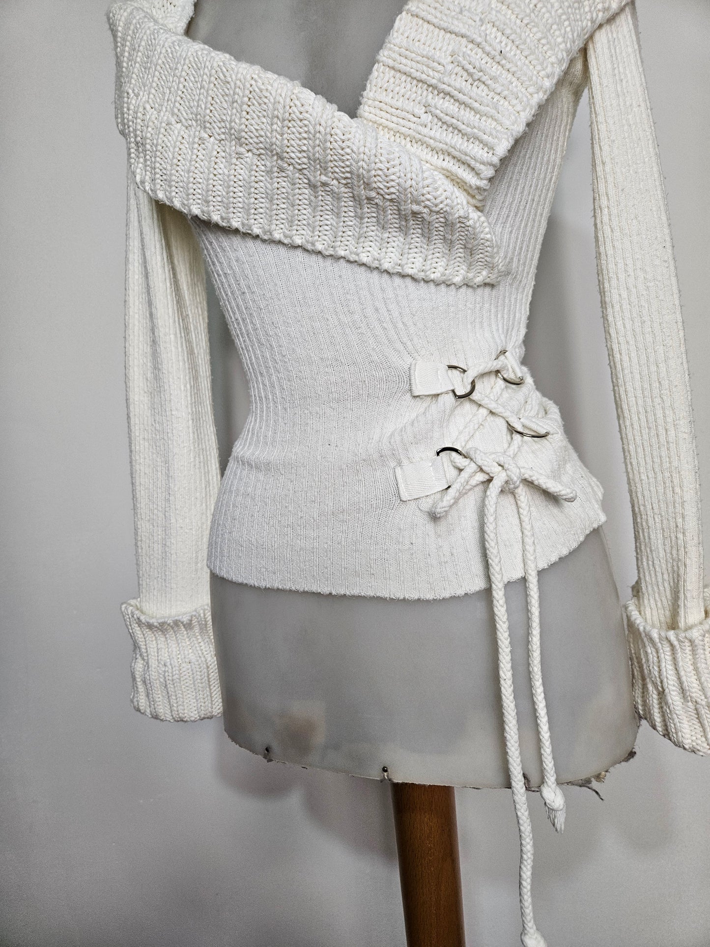 Pull cotelé décolleté et laçage