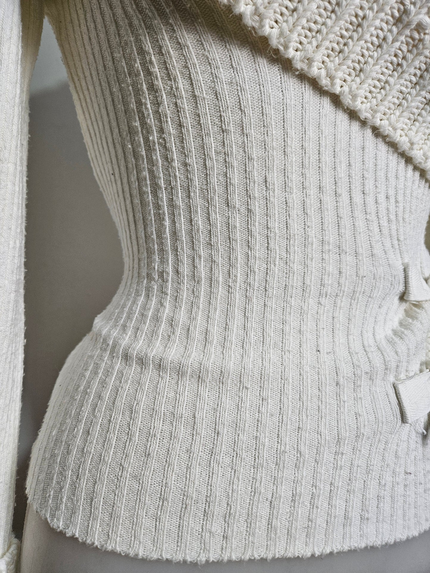 Pull cotelé décolleté et laçage