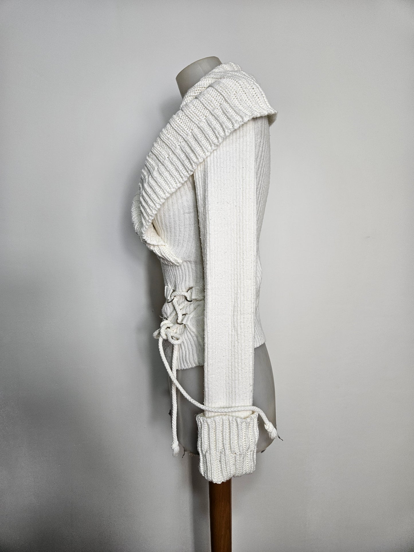 Pull cotelé décolleté et laçage