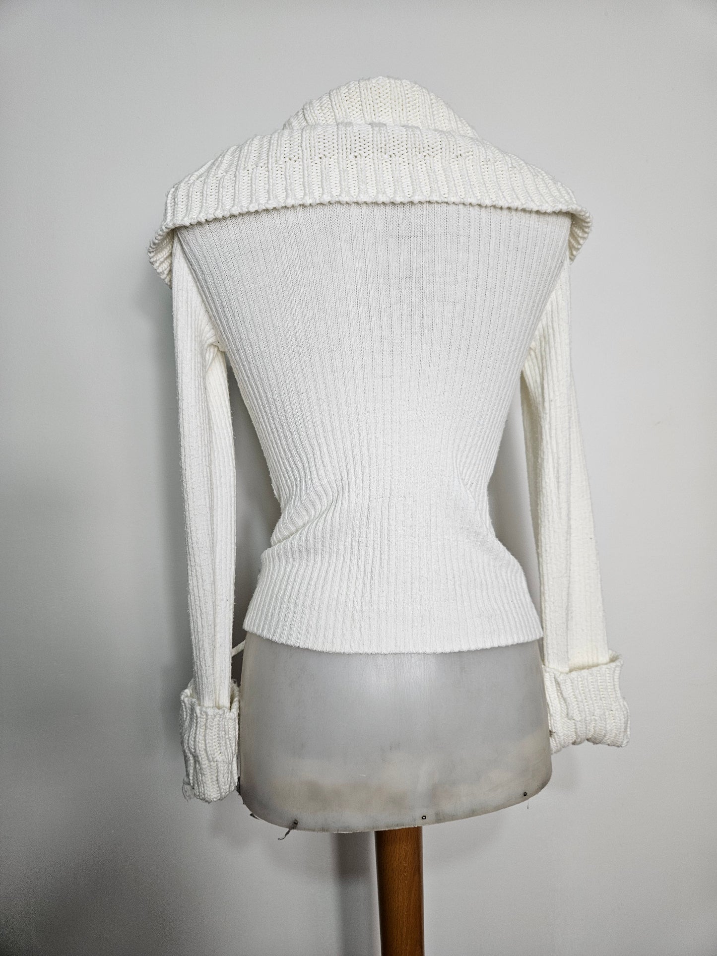 Pull cotelé décolleté et laçage