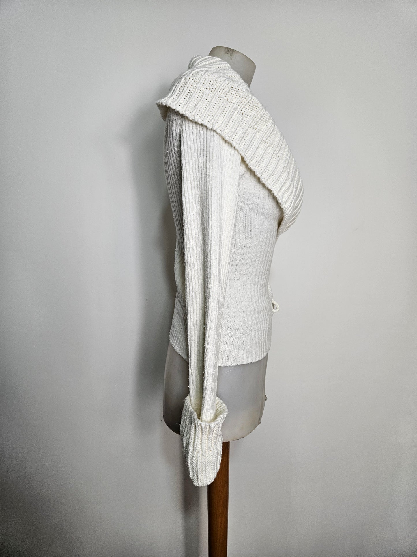 Pull cotelé décolleté et laçage