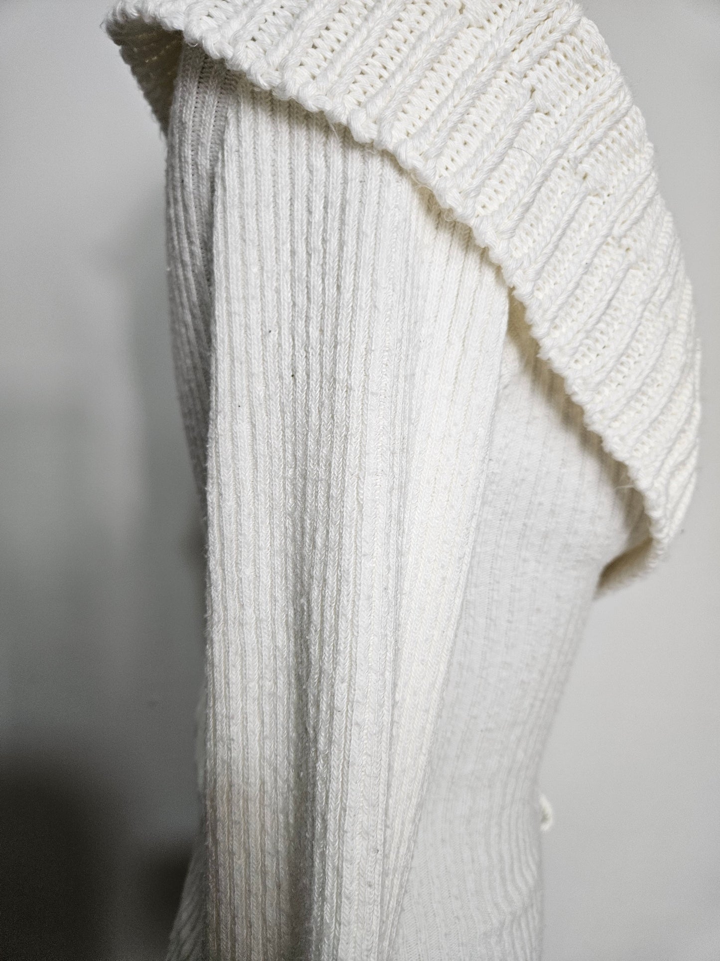 Pull cotelé décolleté et laçage