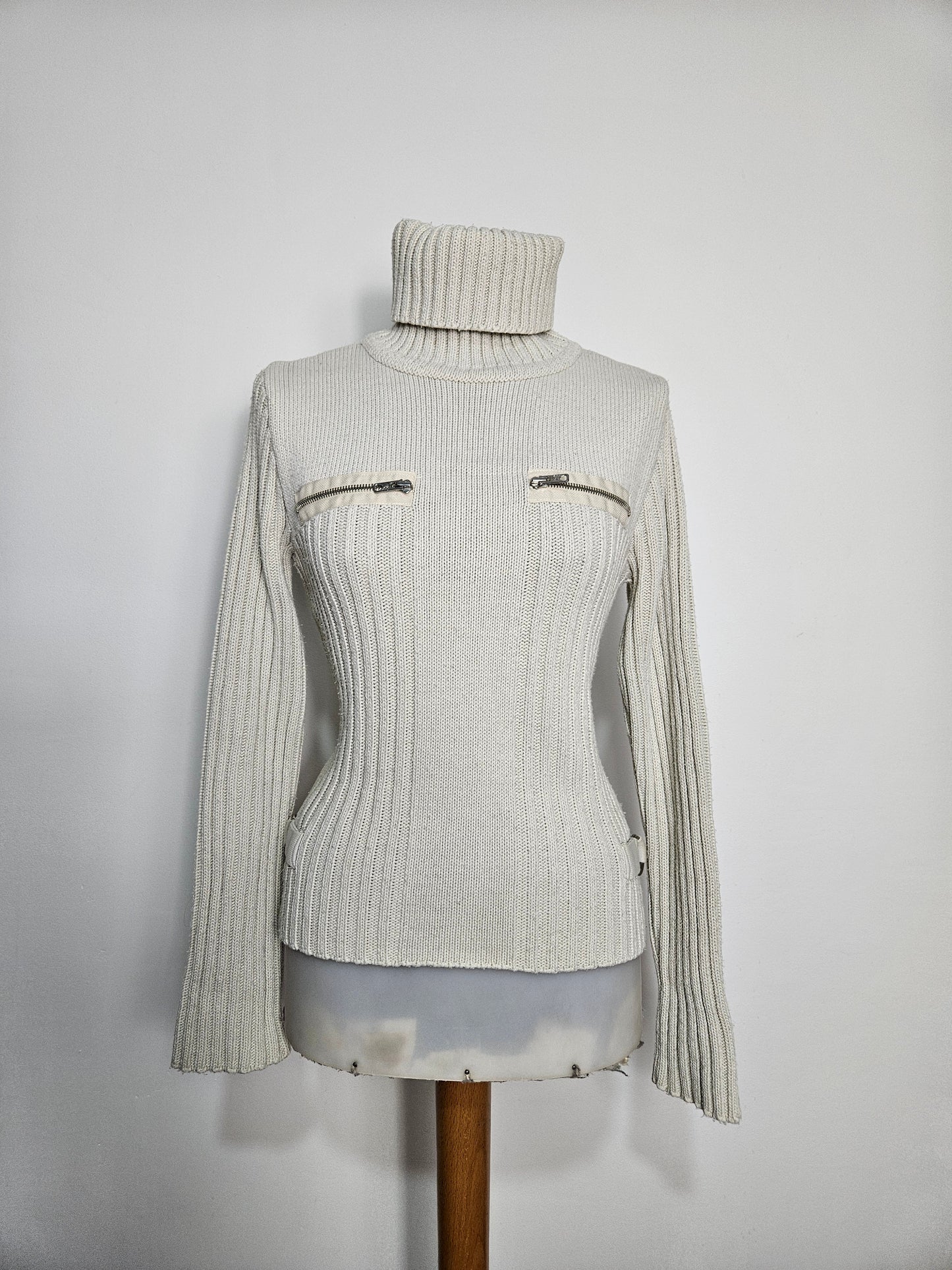 Pull côtelé détails zip et sangles