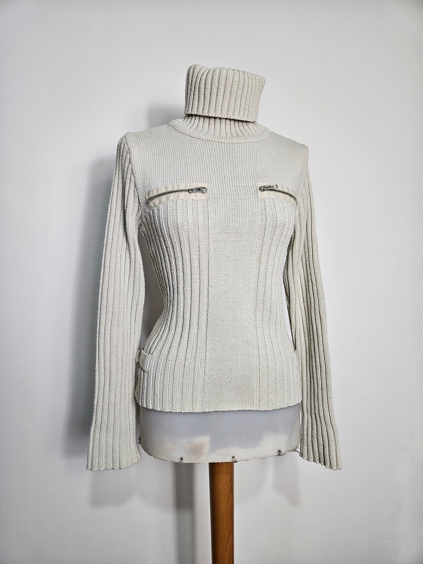 Pull côtelé détails zip et sangles