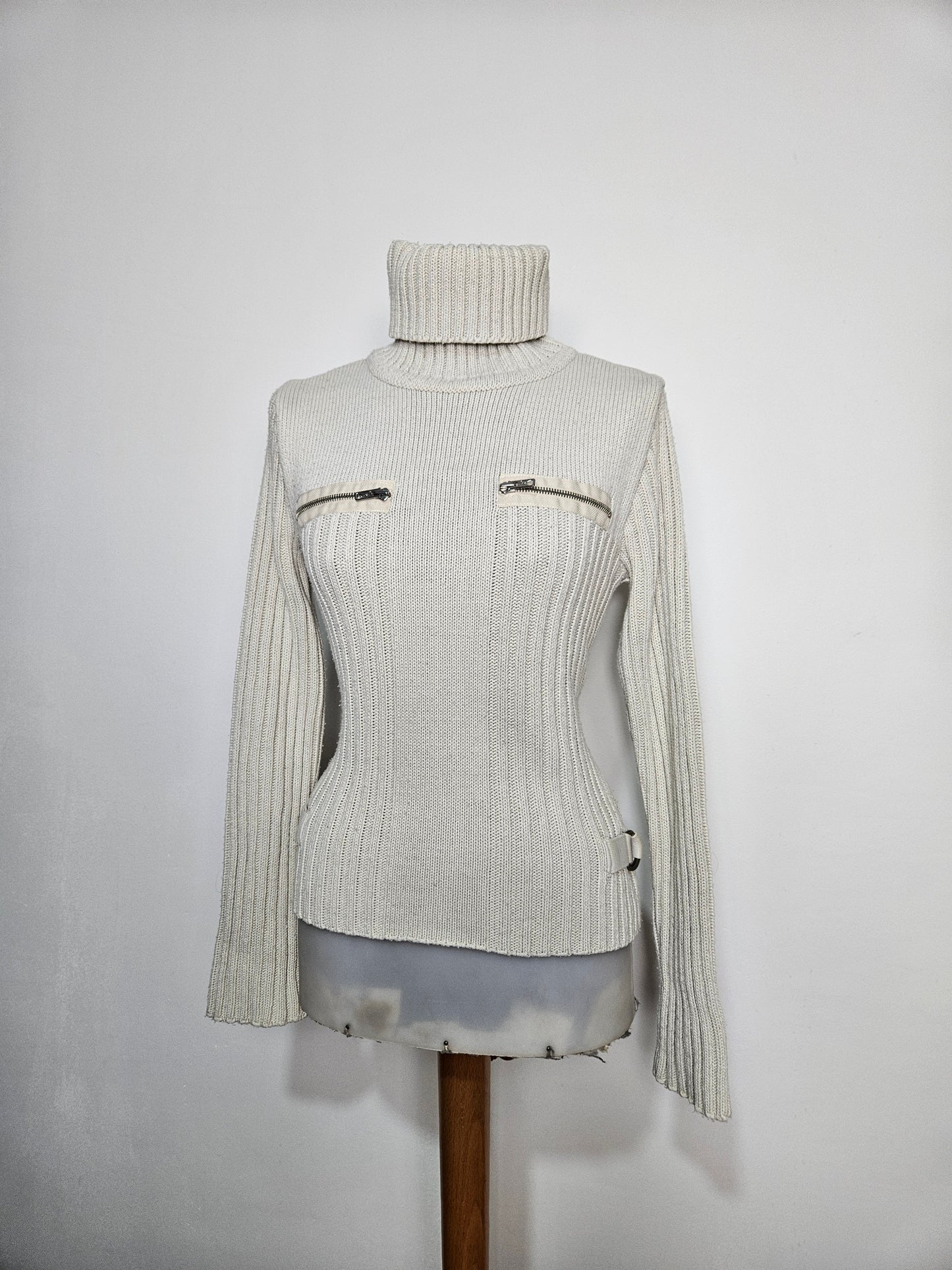 Pull côtelé détails zip et sangles