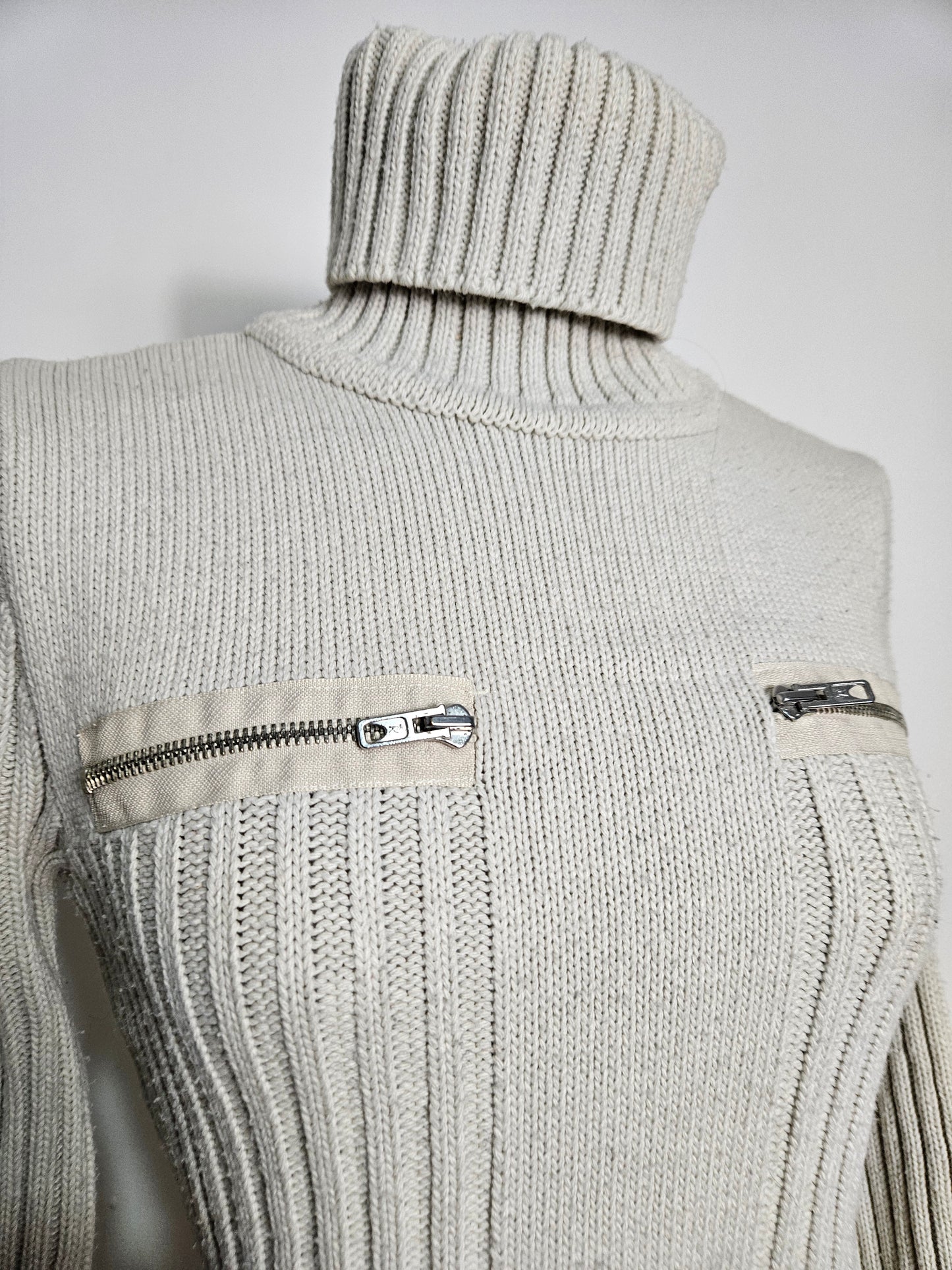 Pull côtelé détails zip et sangles