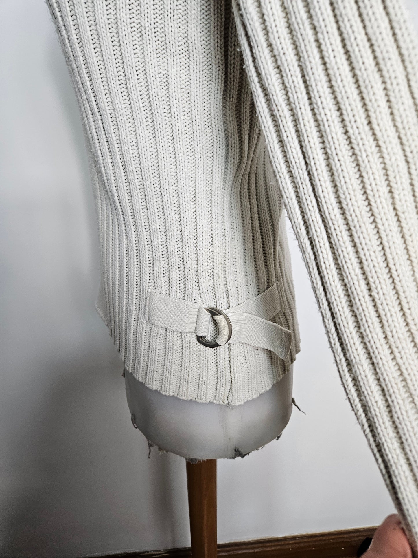 Pull côtelé détails zip et sangles