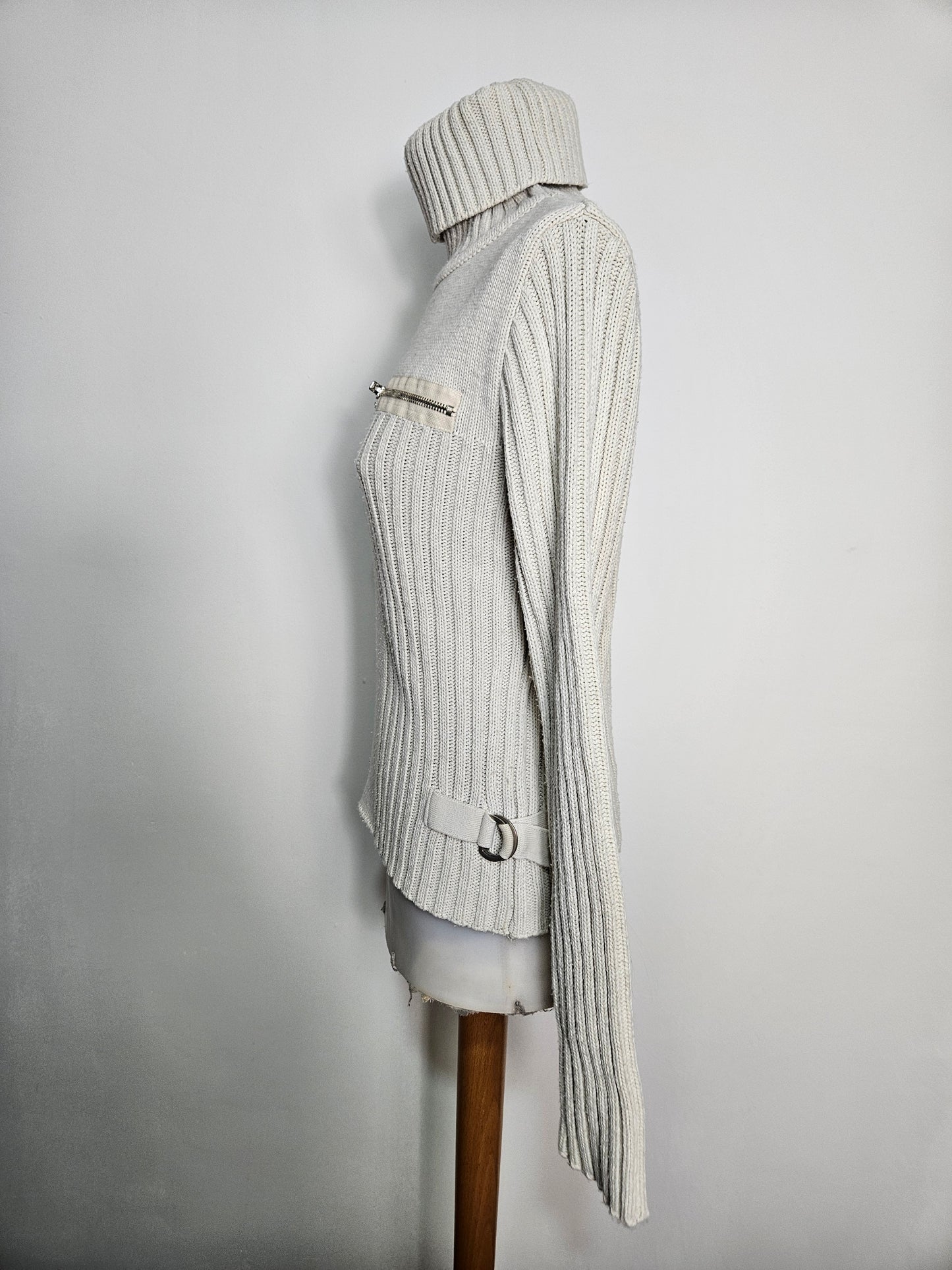 Pull côtelé détails zip et sangles