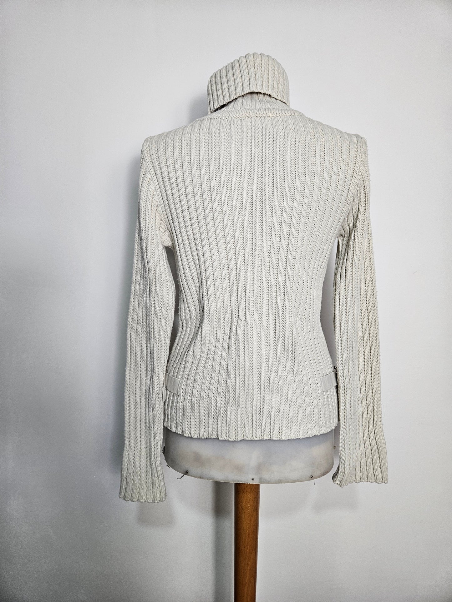 Pull côtelé détails zip et sangles