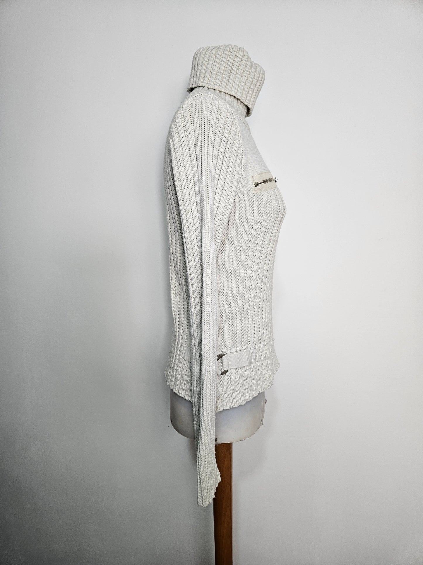 Pull côtelé détails zip et sangles