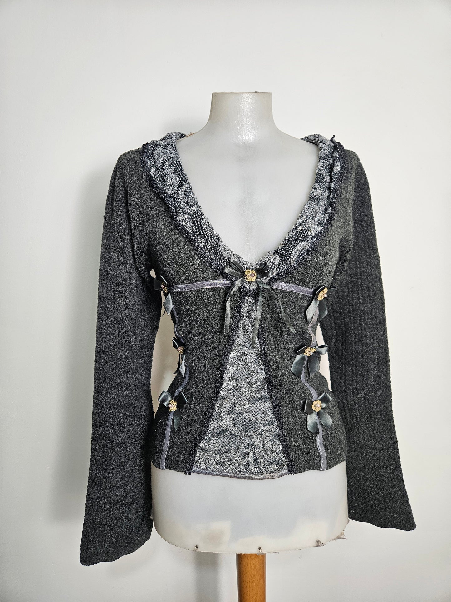 Pull gris détails dentelle et fleurs