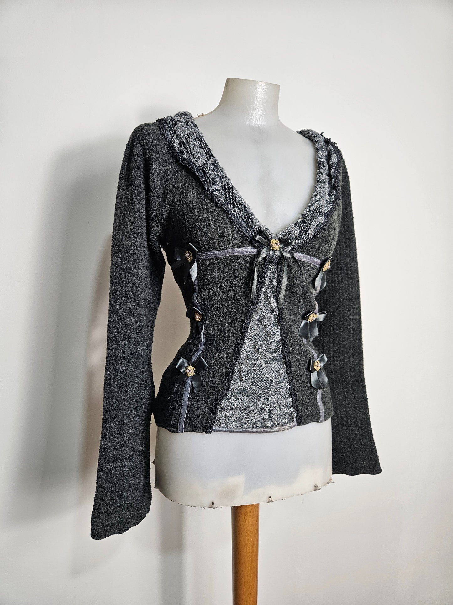 Pull gris détails dentelle et fleurs