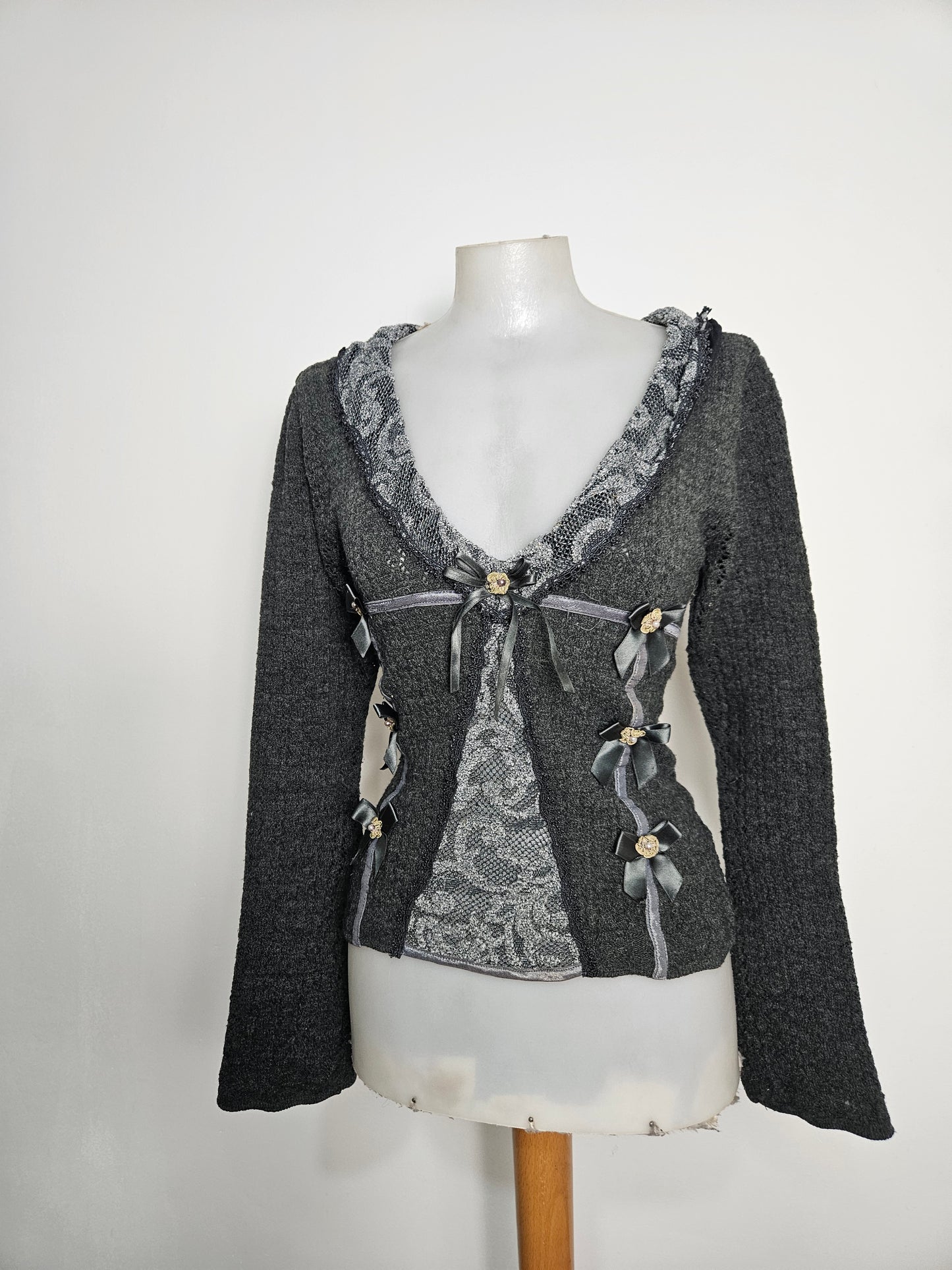 Pull gris détails dentelle et fleurs