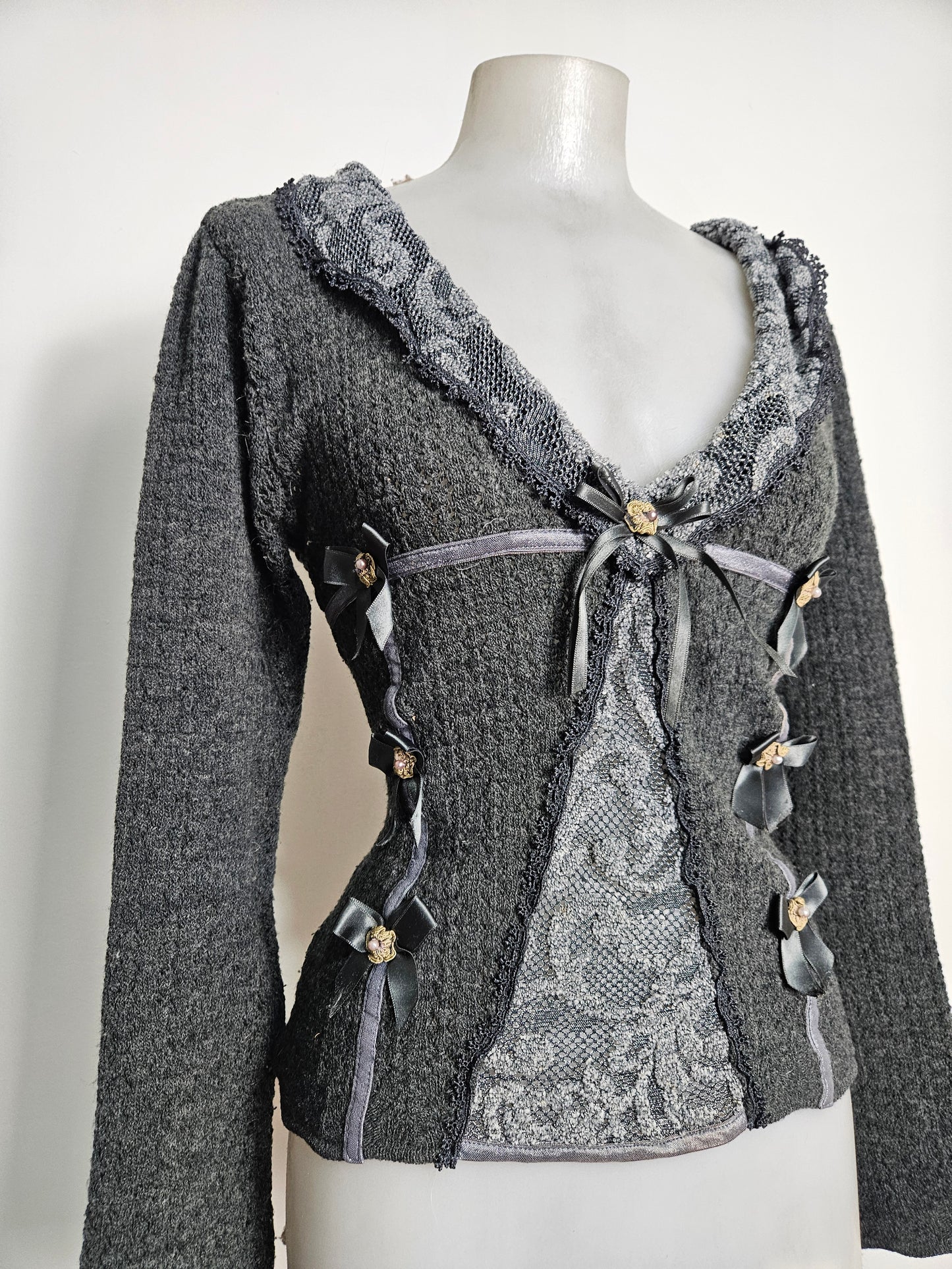 Pull gris détails dentelle et fleurs