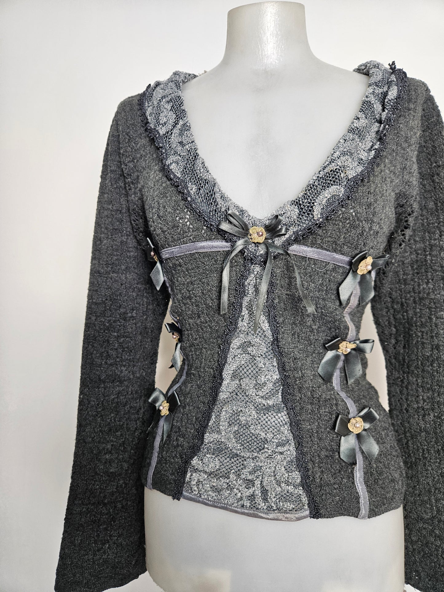 Pull gris détails dentelle et fleurs