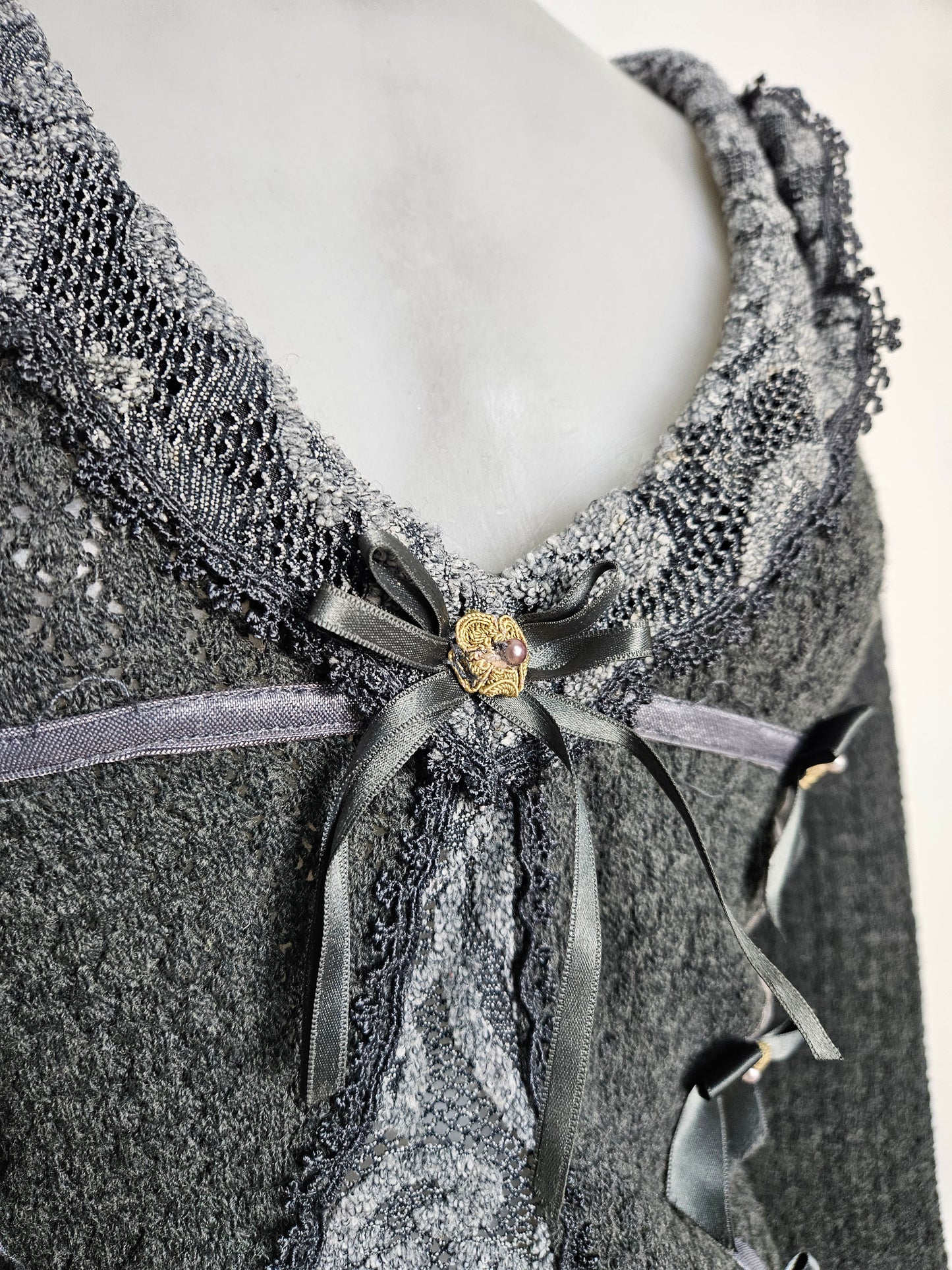 Pull gris détails dentelle et fleurs