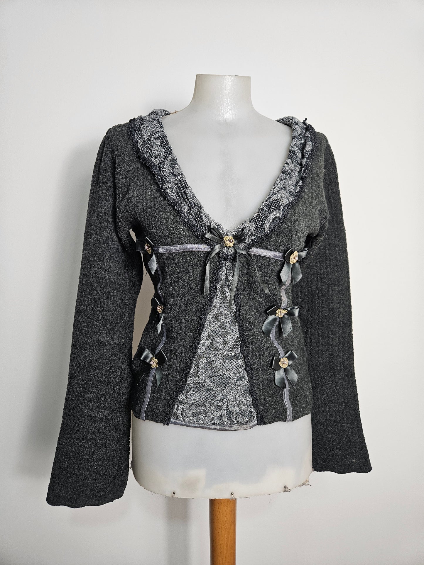 Pull gris détails dentelle et fleurs